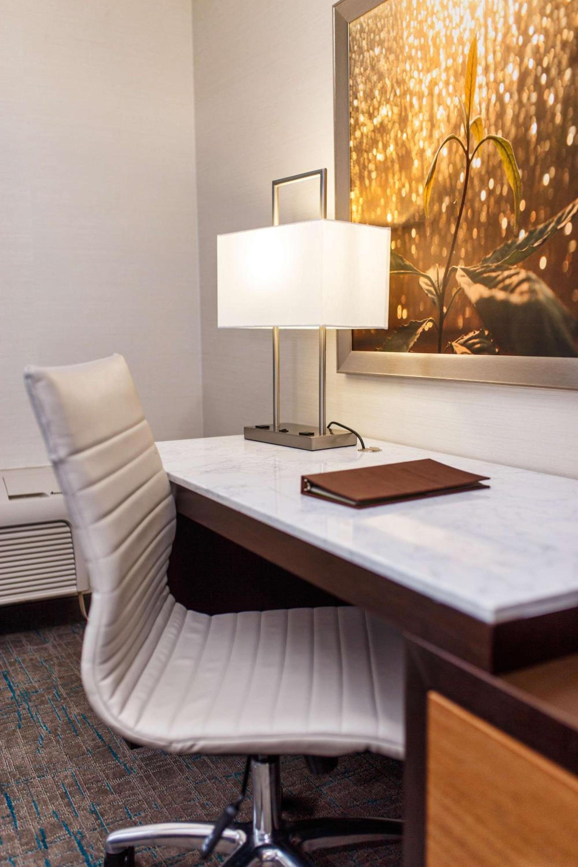 DoubleTree by Hilton Neenah photo 17