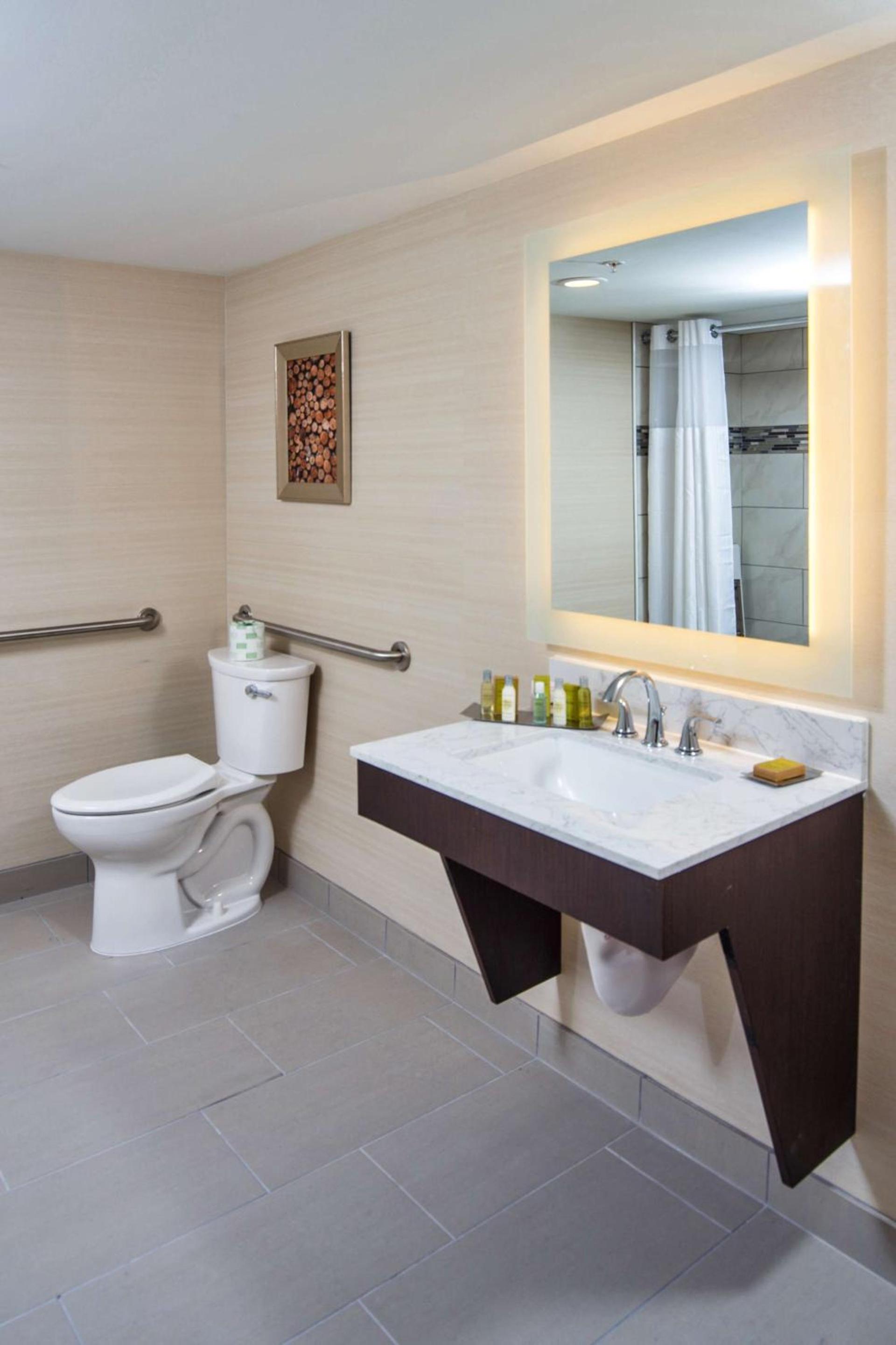 DoubleTree by Hilton Neenah photo 22