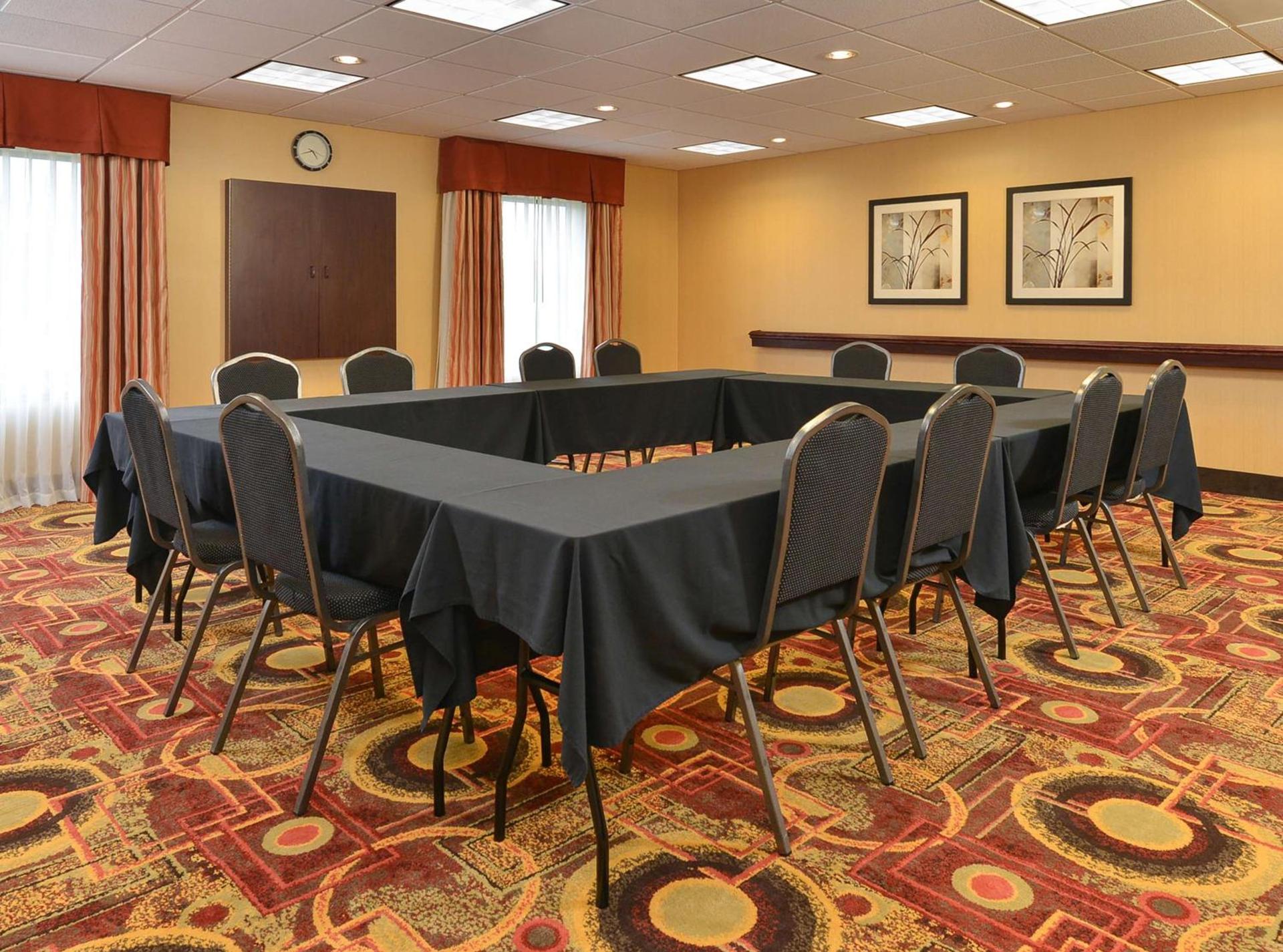 Hampton Inn Ottumwa photo 30