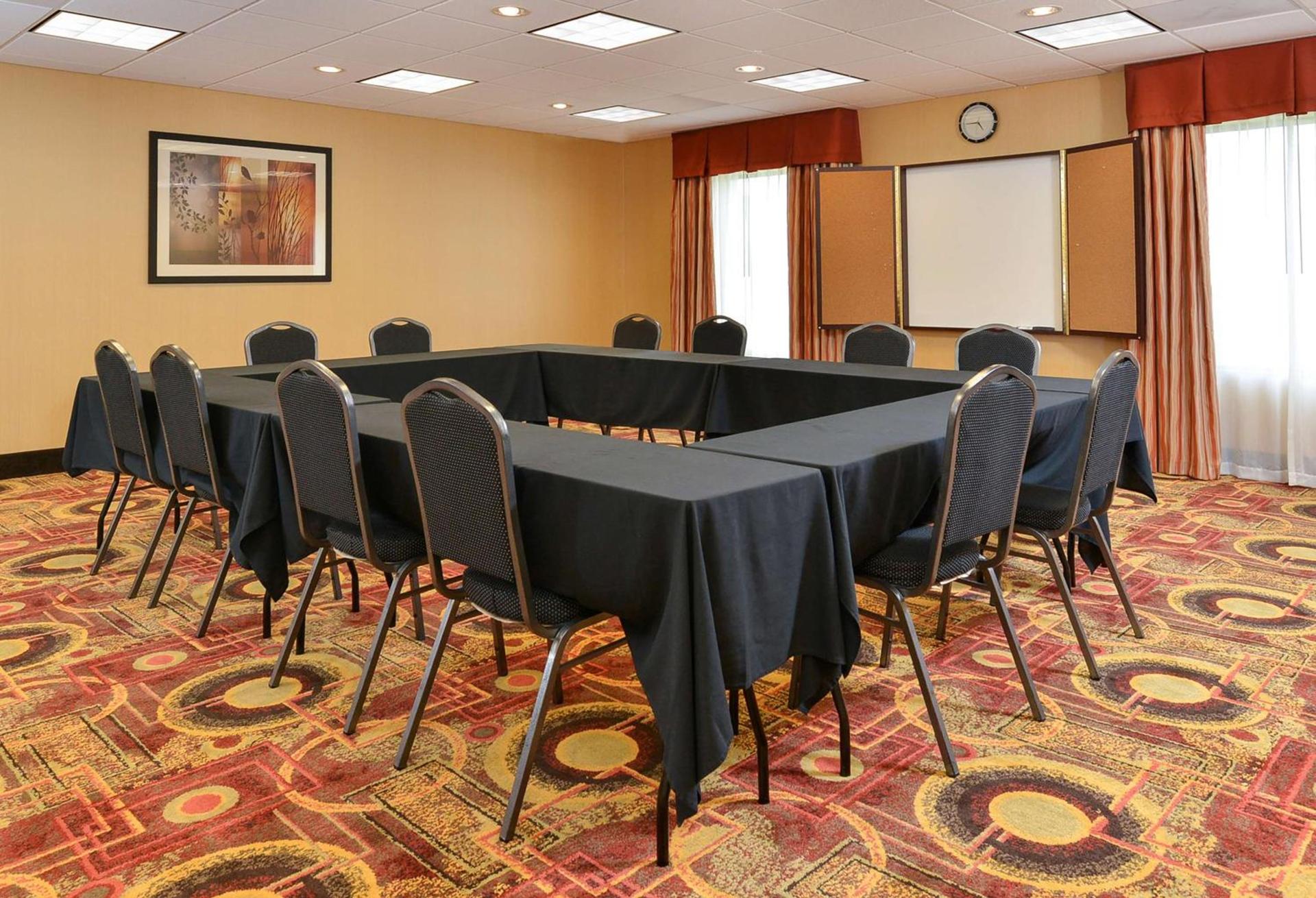 Hampton Inn Ottumwa photo 31