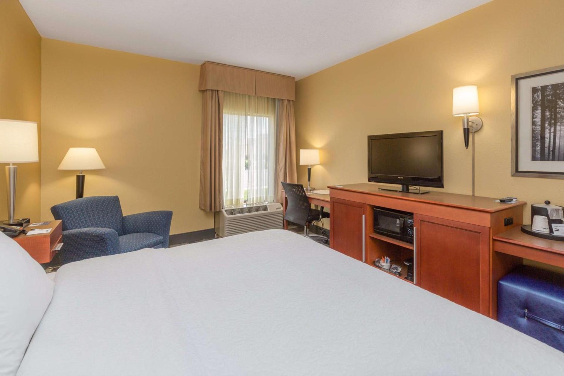 Hampton Inn Owensboro photo 16
