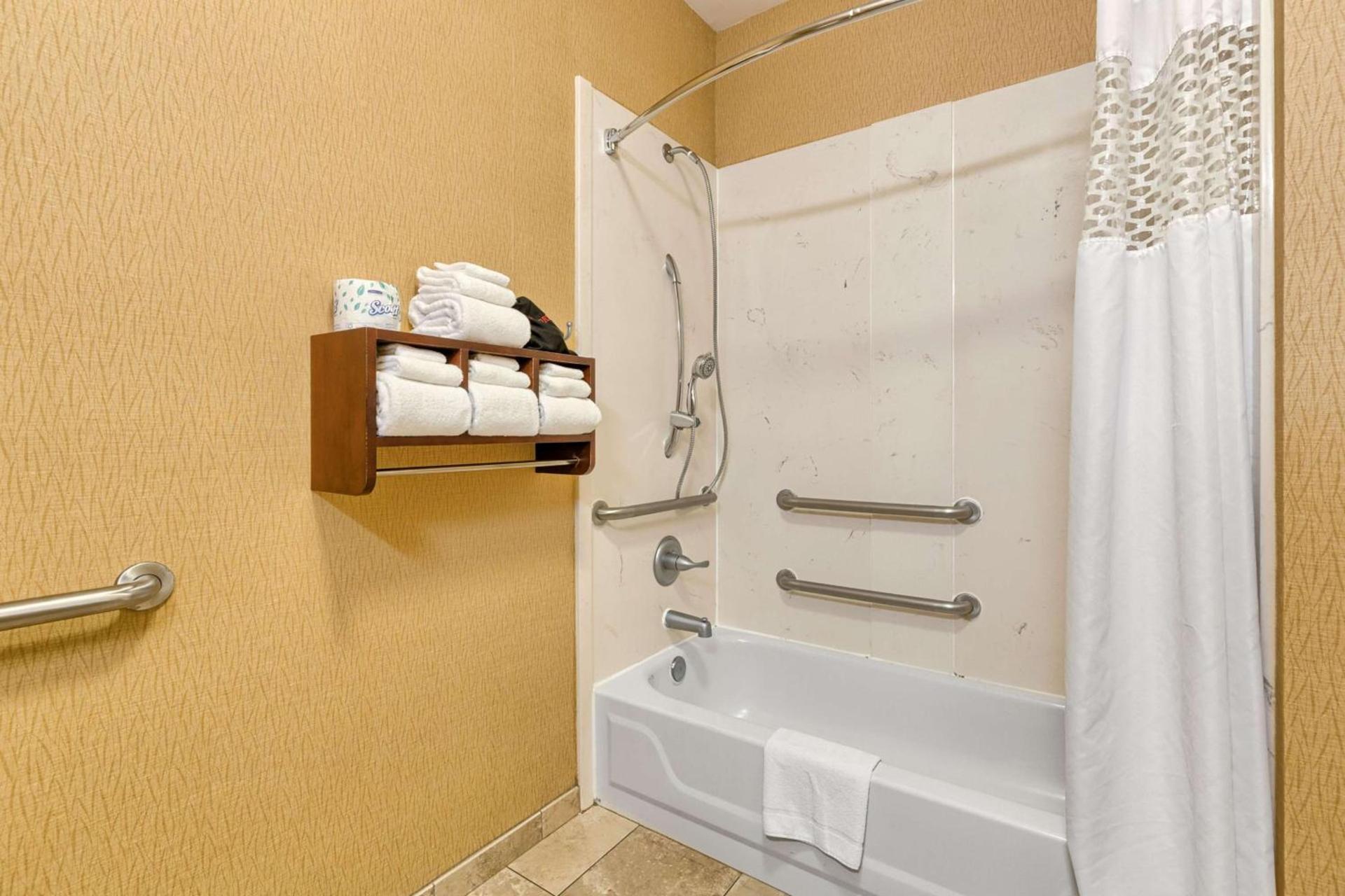 Hampton Inn Owensboro photo 18
