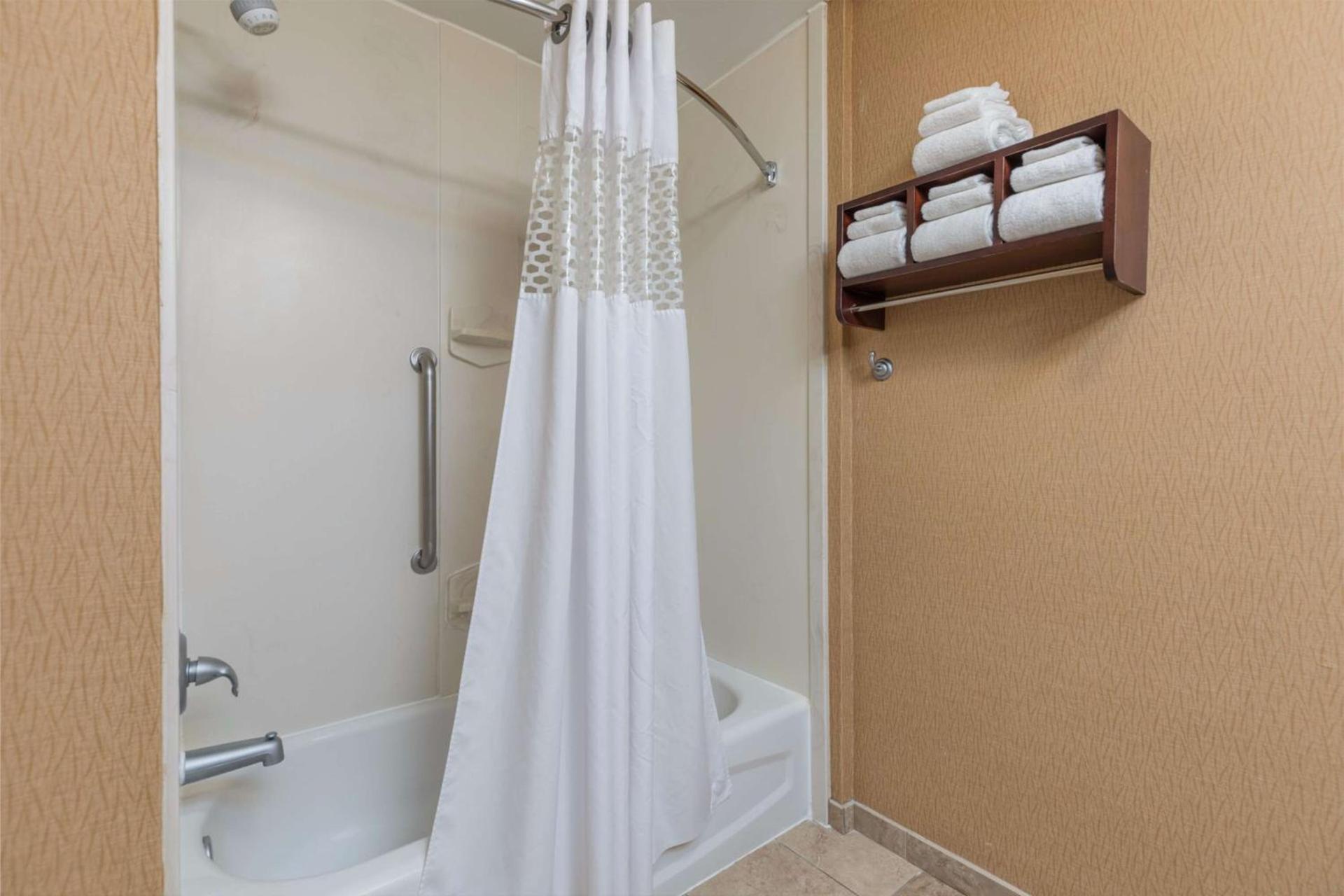 Hampton Inn Owensboro photo 29
