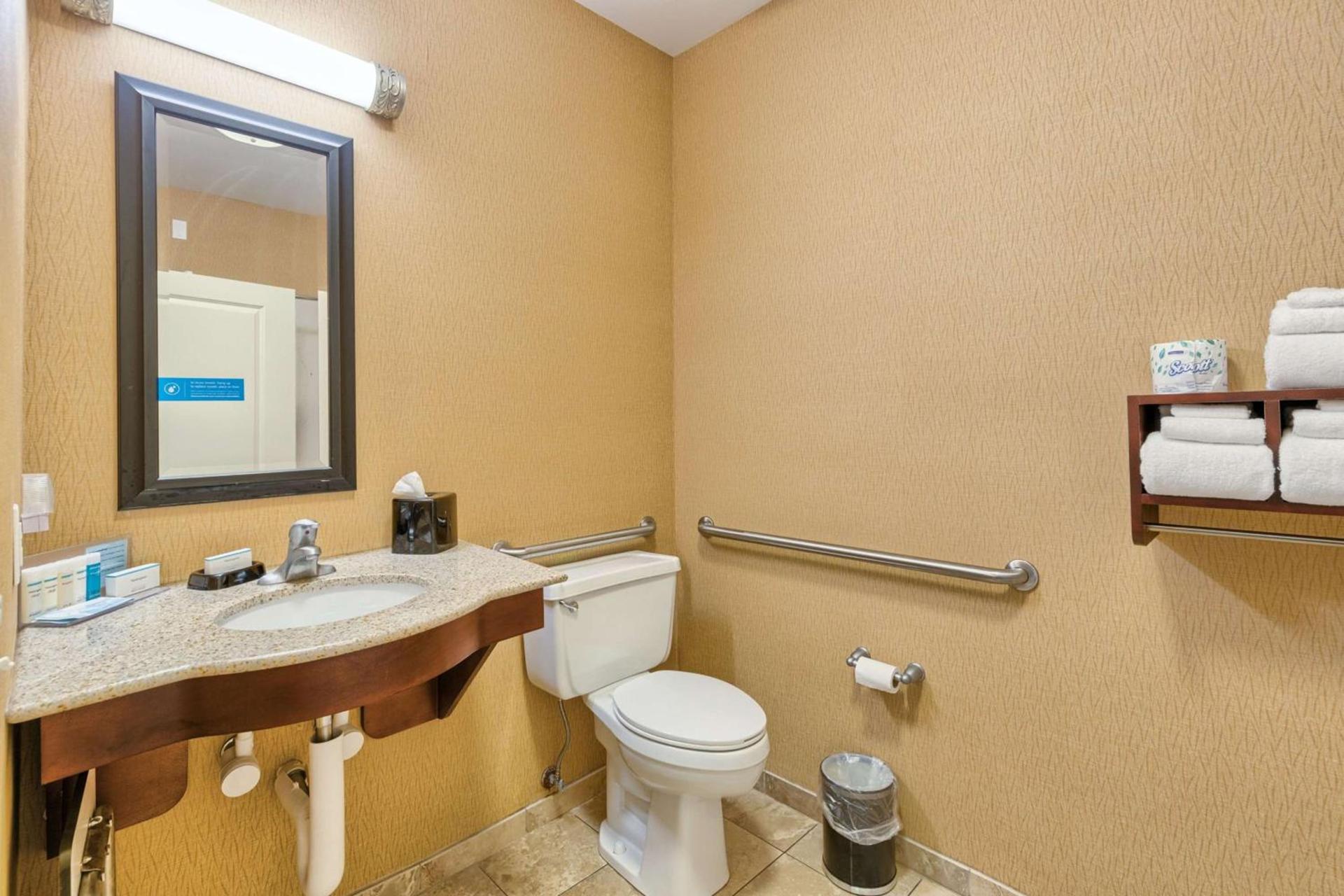 Hampton Inn Owensboro photo 32