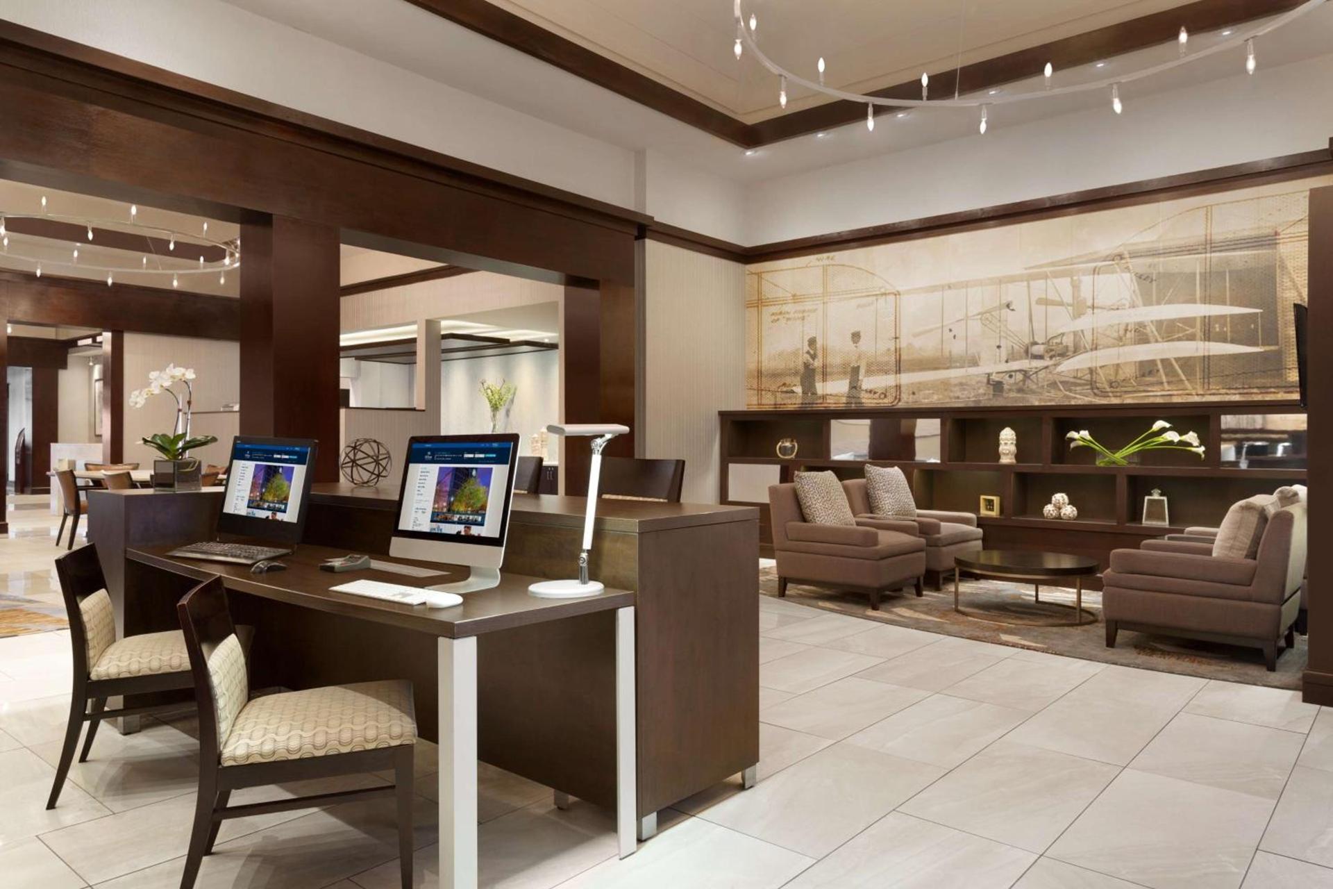 Hilton Greenville photo 2