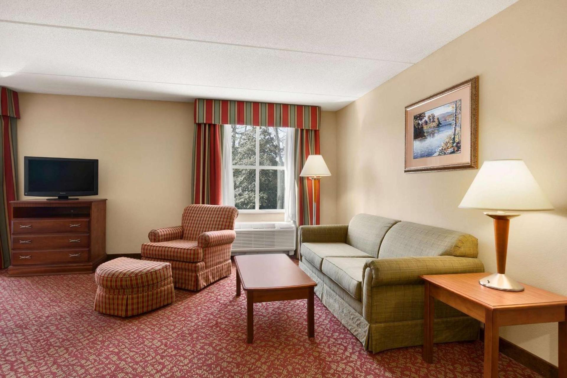 Hampton Inn & Suites Williamsburg Historic District photo 11