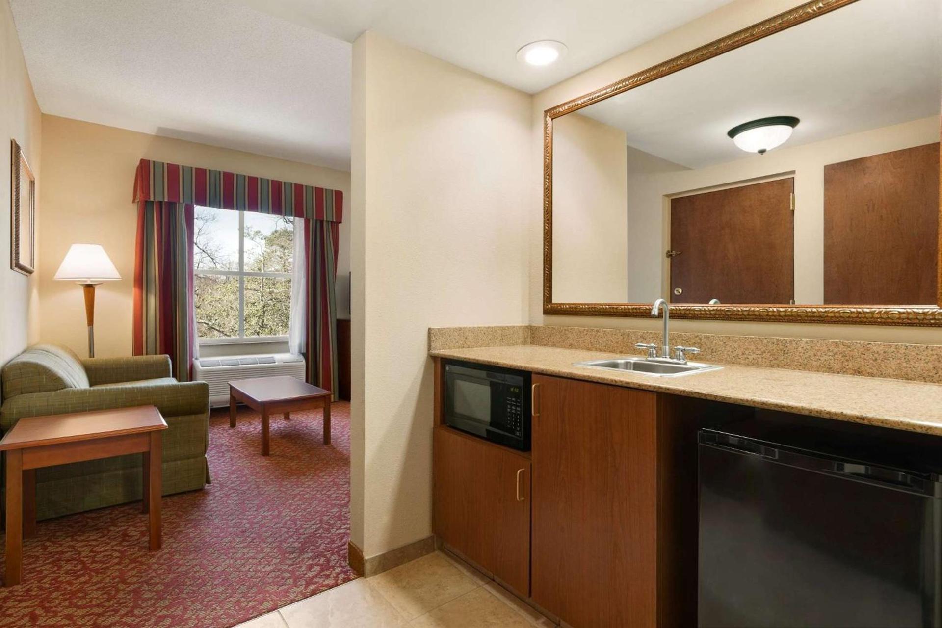 Hampton Inn & Suites Williamsburg Historic District photo 38