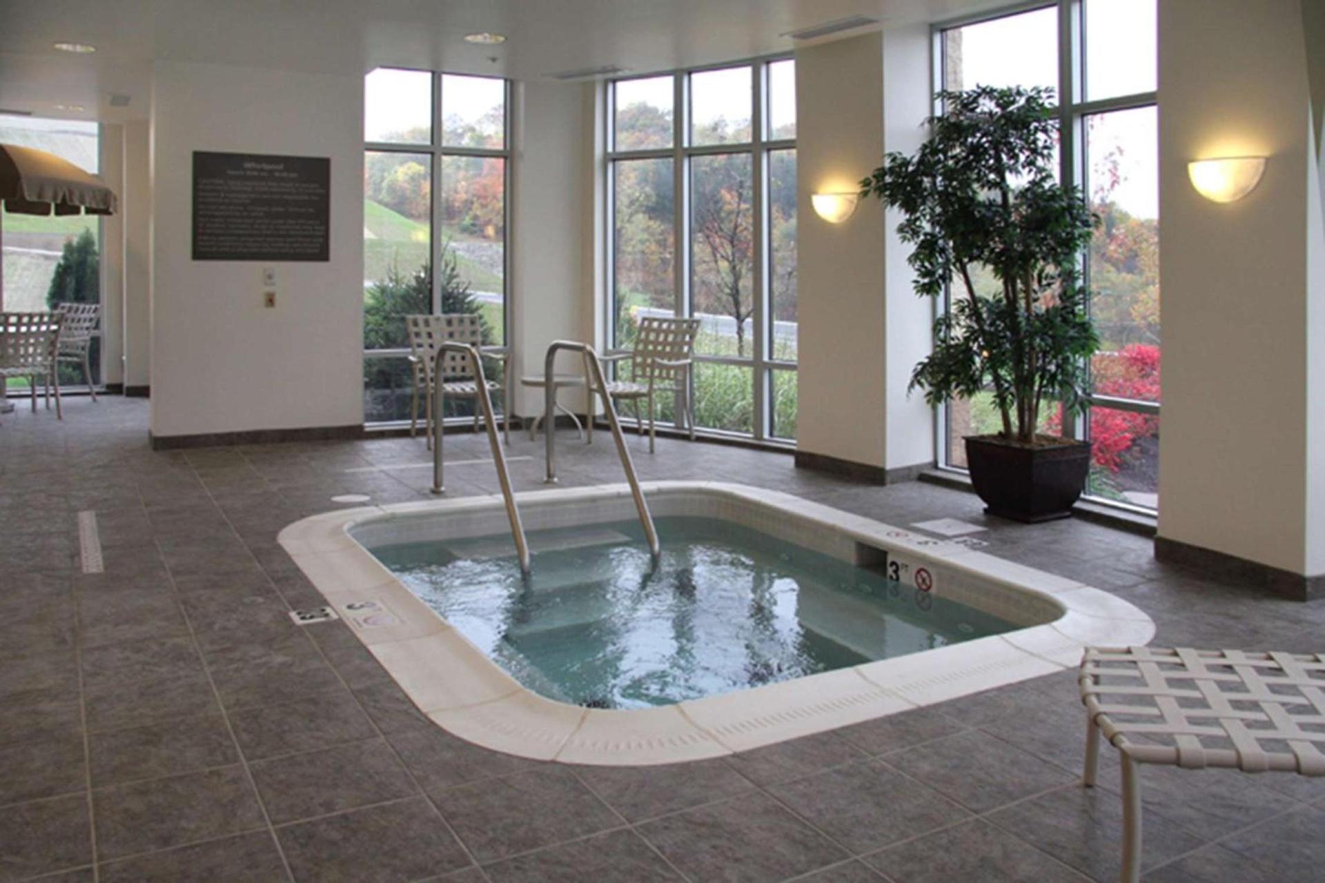 Hampton Inn & Suites Pittsburgh-Meadow Lands photo 6