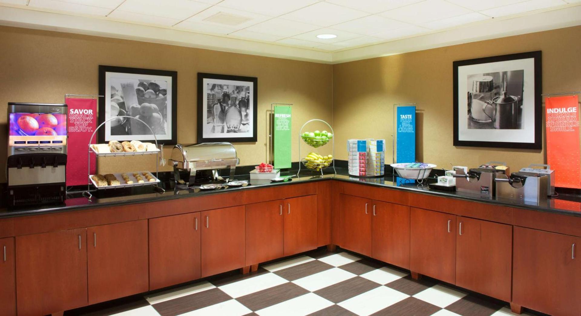 Hampton Inn & Suites Pittsburgh-Meadow Lands photo 9