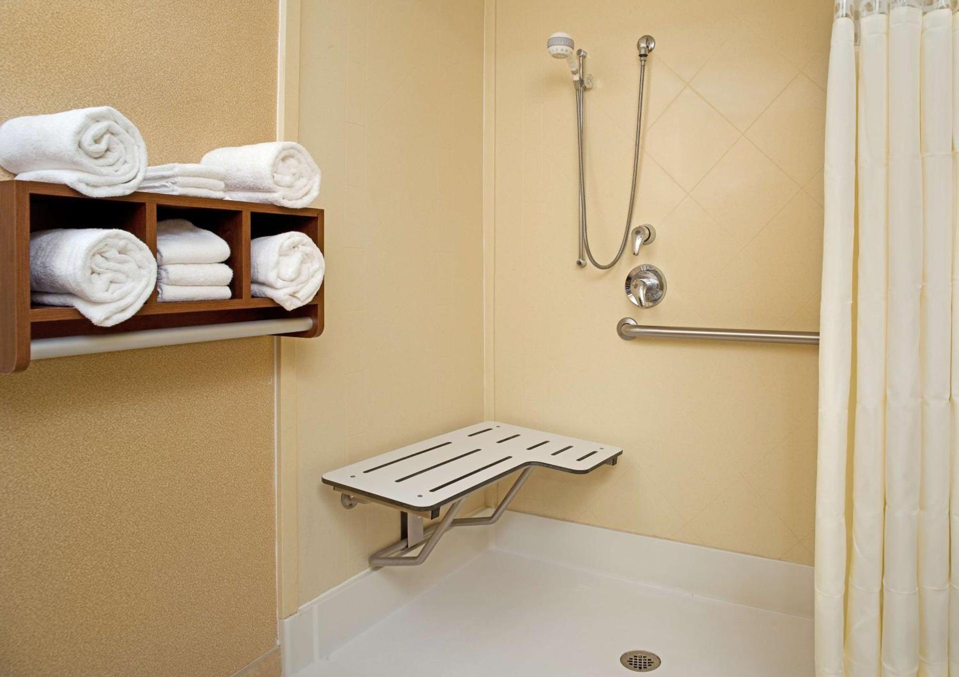 Hampton Inn & Suites Pittsburgh-Meadow Lands photo 13
