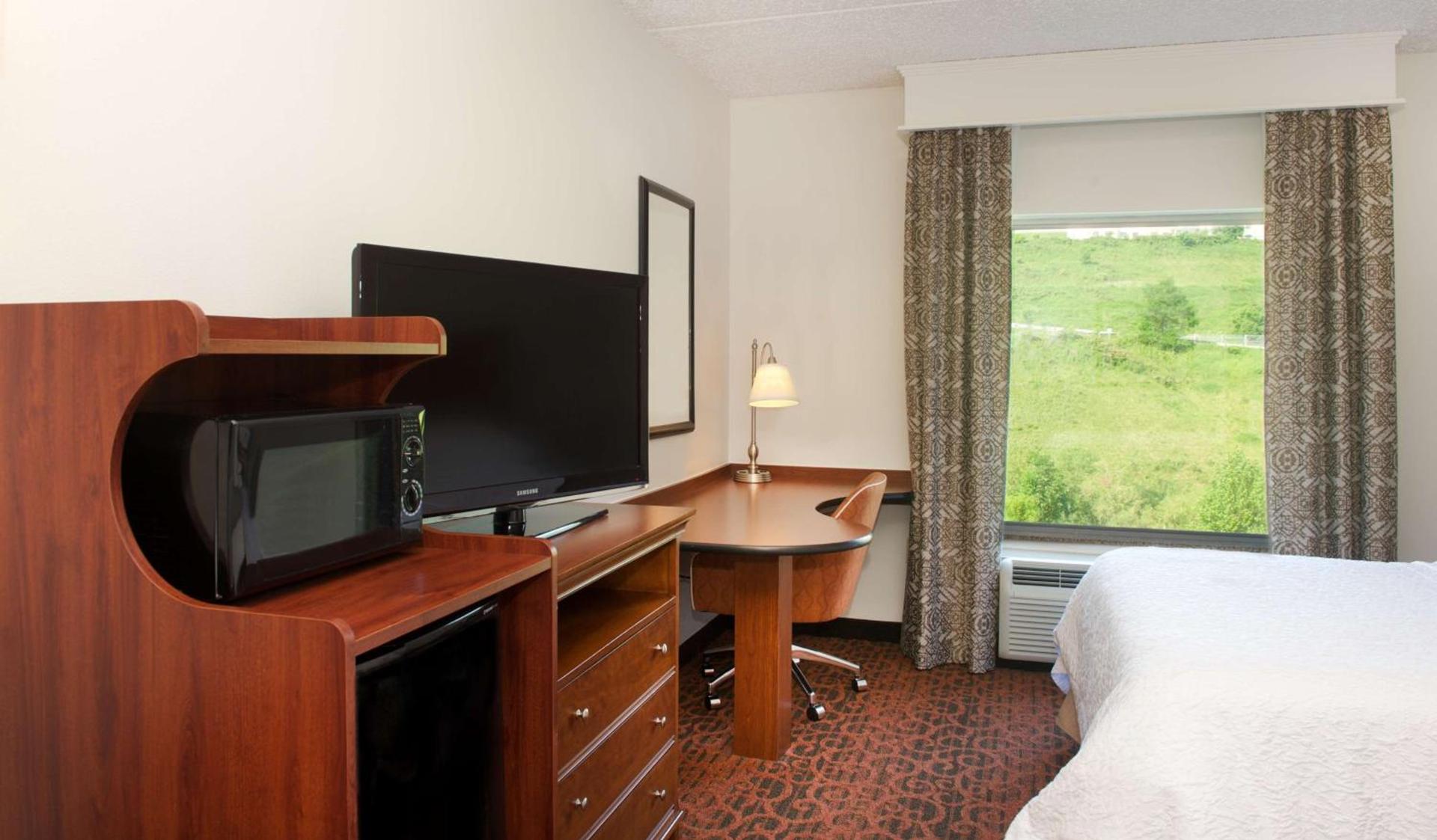 Hampton Inn & Suites Pittsburgh-Meadow Lands photo 15