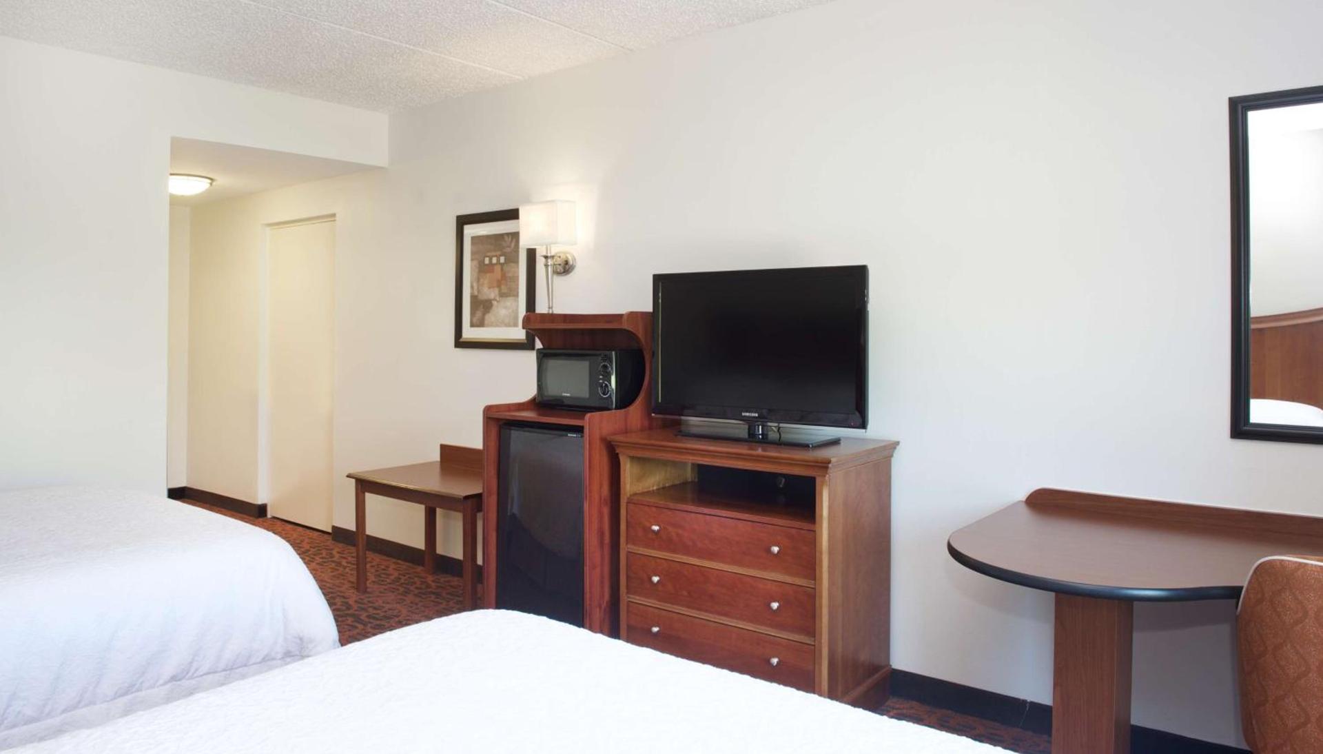 Hampton Inn & Suites Pittsburgh-Meadow Lands photo 16