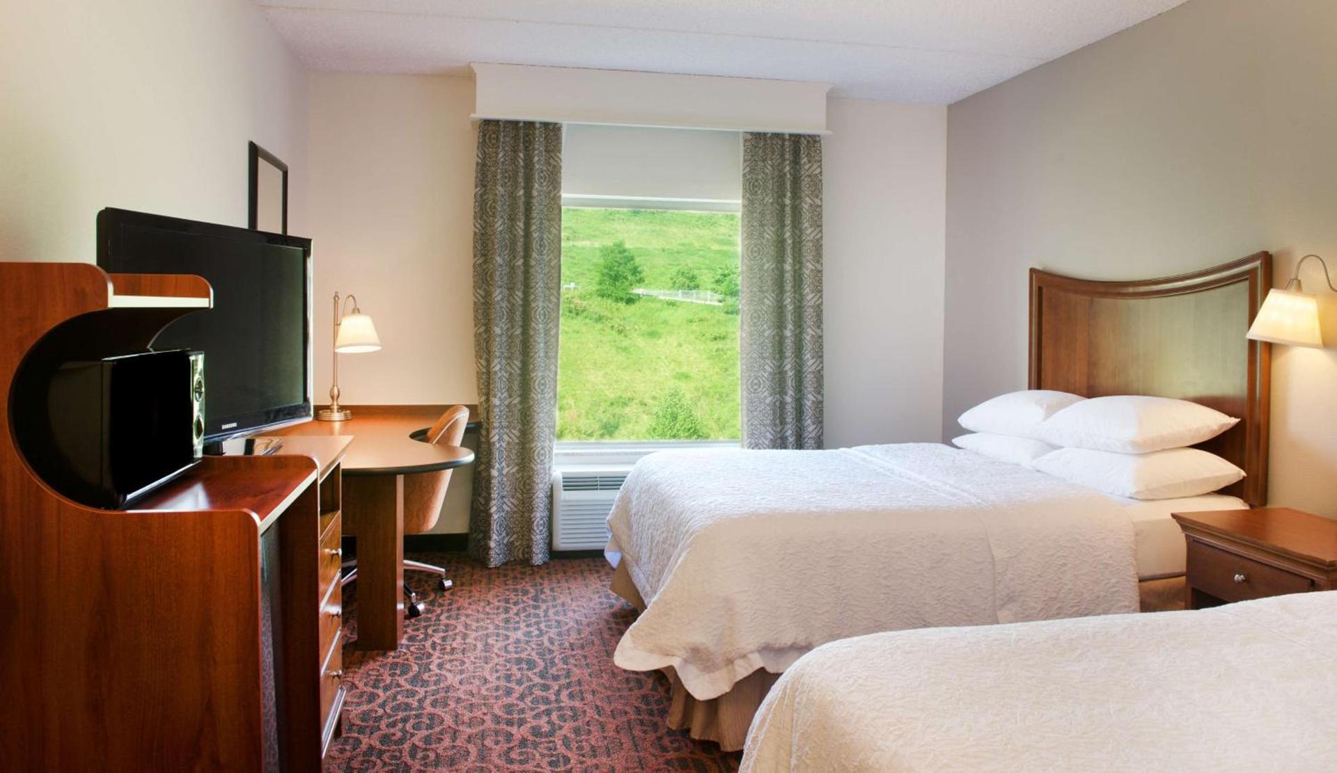 Hampton Inn & Suites Pittsburgh-Meadow Lands photo 18