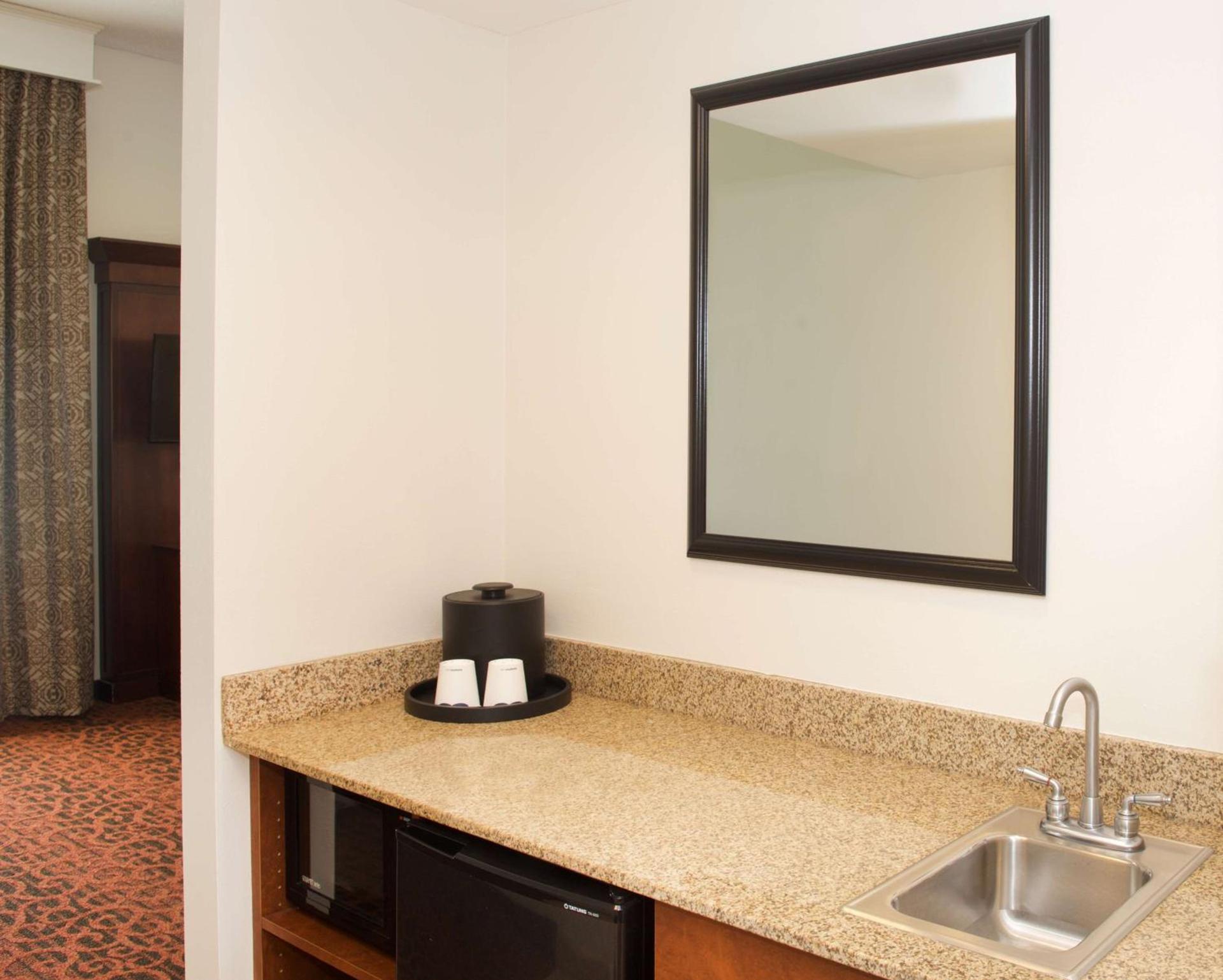 Hampton Inn & Suites Pittsburgh-Meadow Lands photo 24