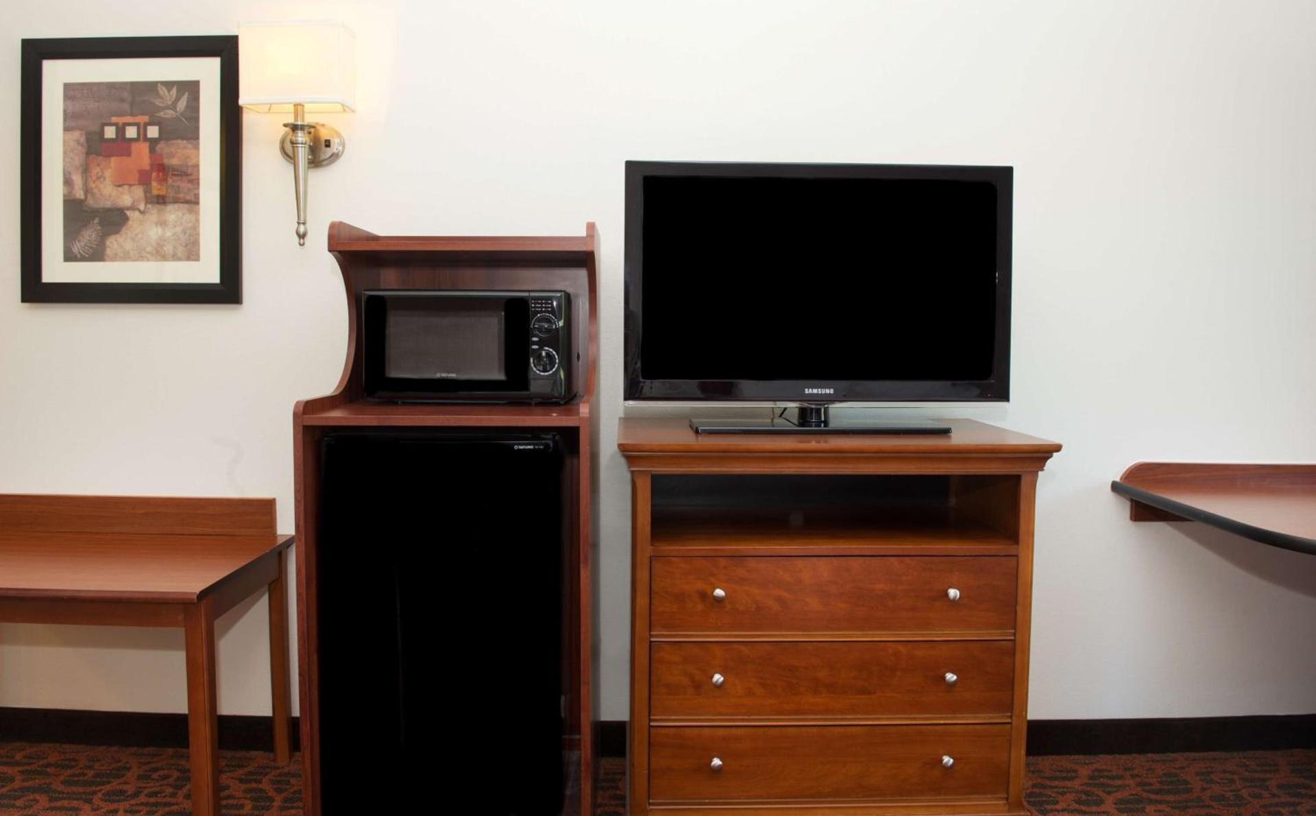 Hampton Inn & Suites Pittsburgh-Meadow Lands photo 25