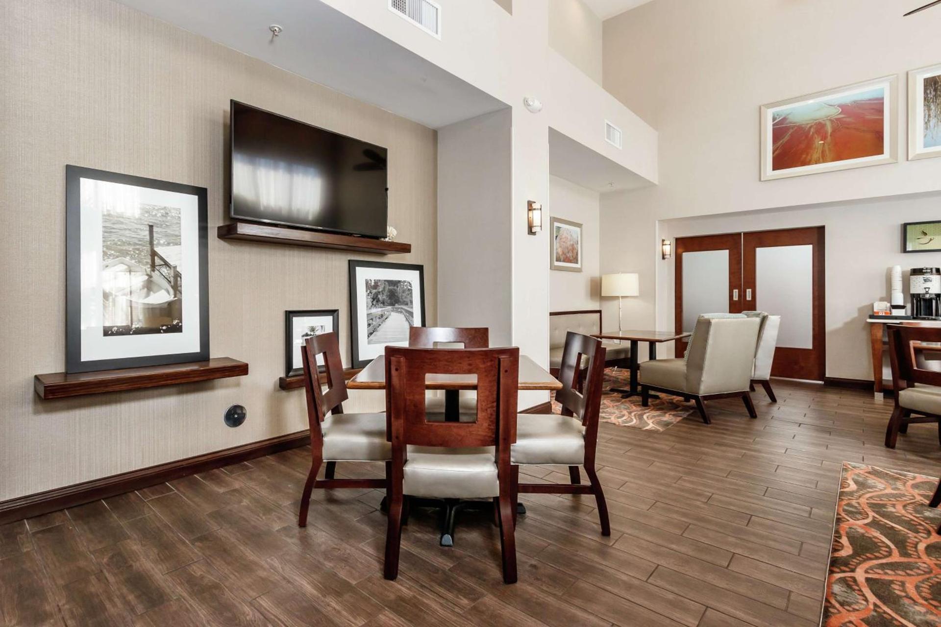 Hampton Inn & Suites Navarre photo 11