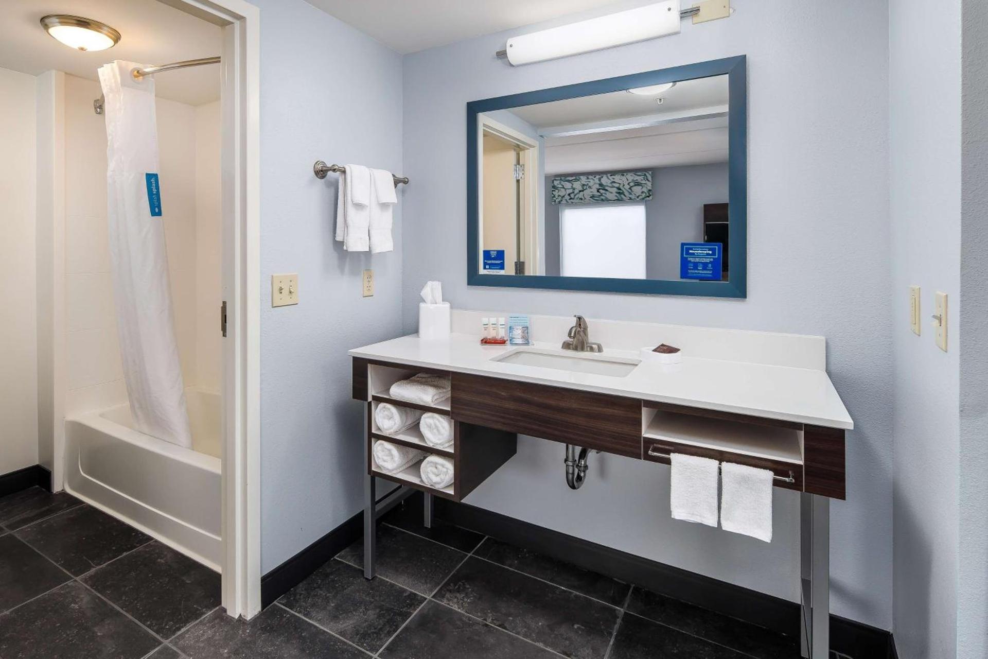 Hampton Inn & Suites Navarre photo 24