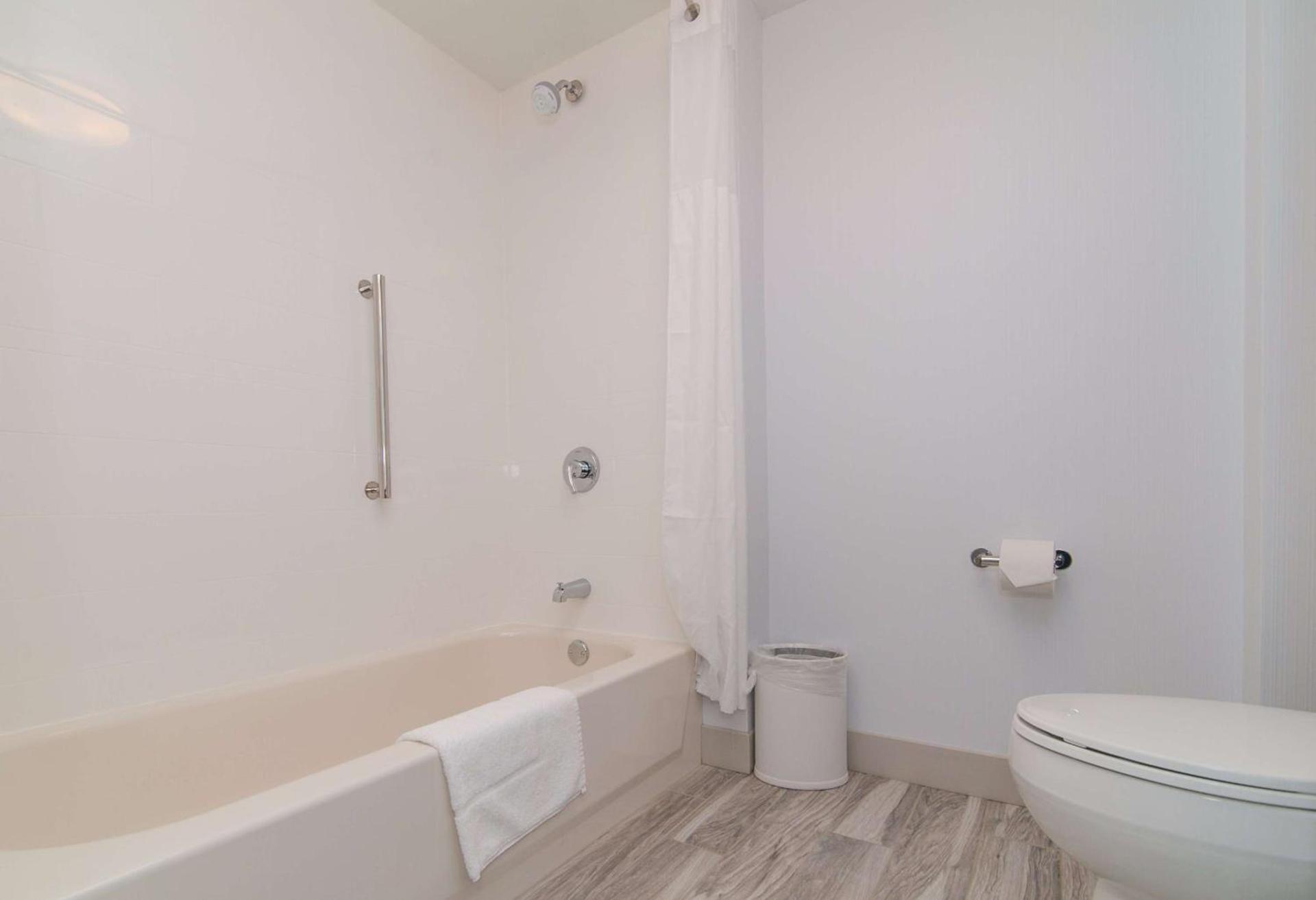 Hampton Inn Norwich photo 30