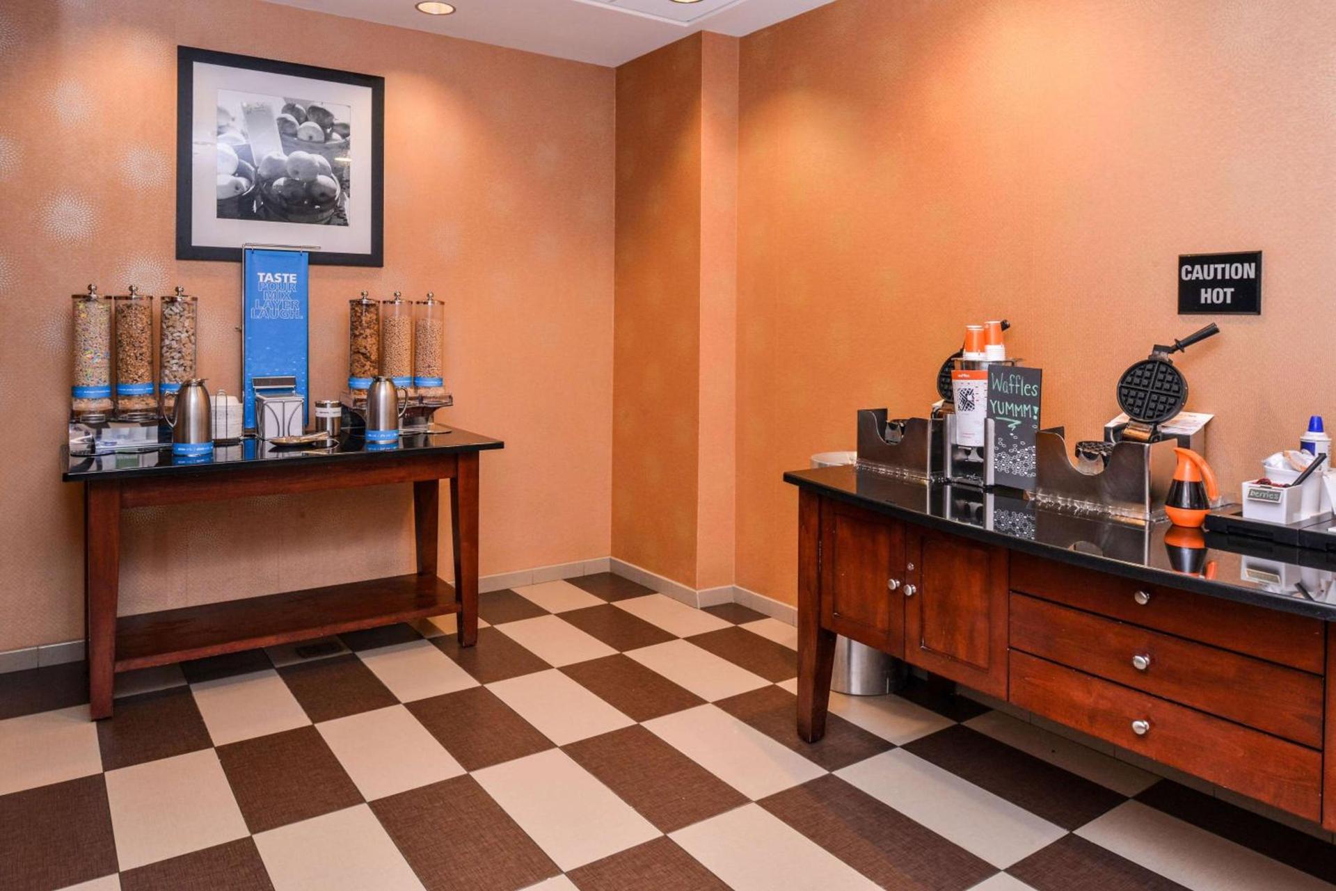 Hampton Inn & Suites by Hilton Plymouth photo 12