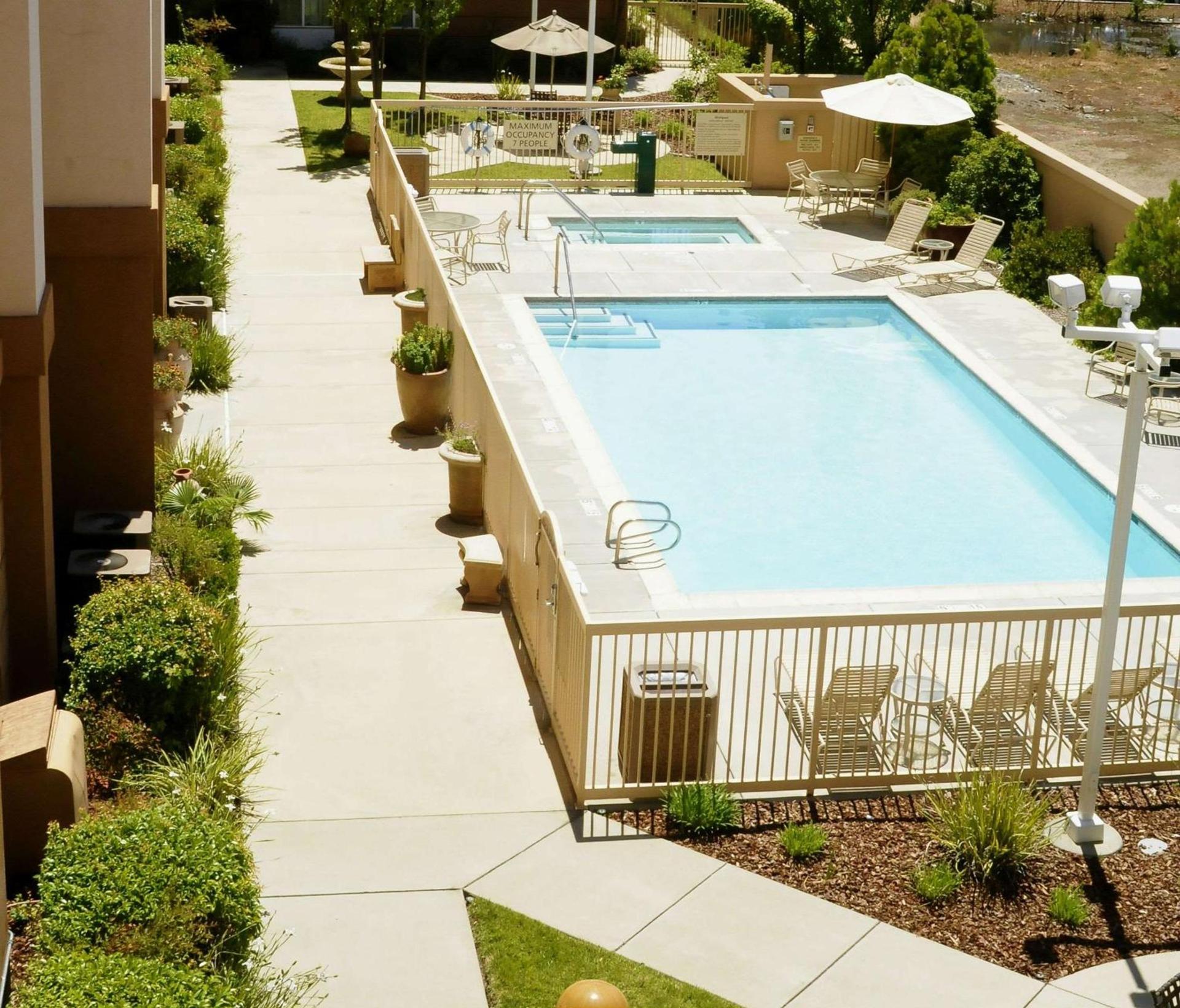 Hampton Inn & Suites Redding photo 5