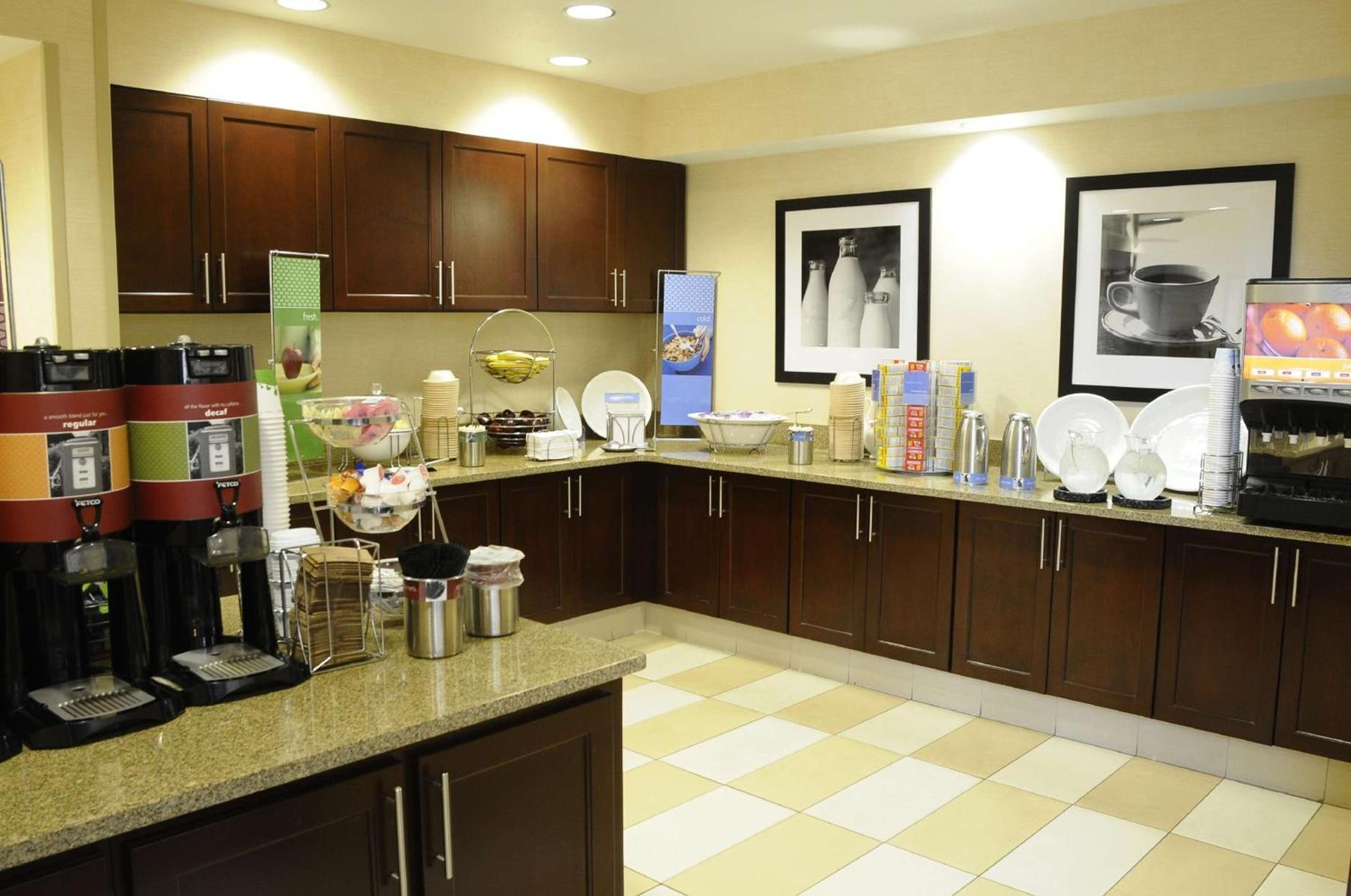 Hampton Inn & Suites Redding photo 7