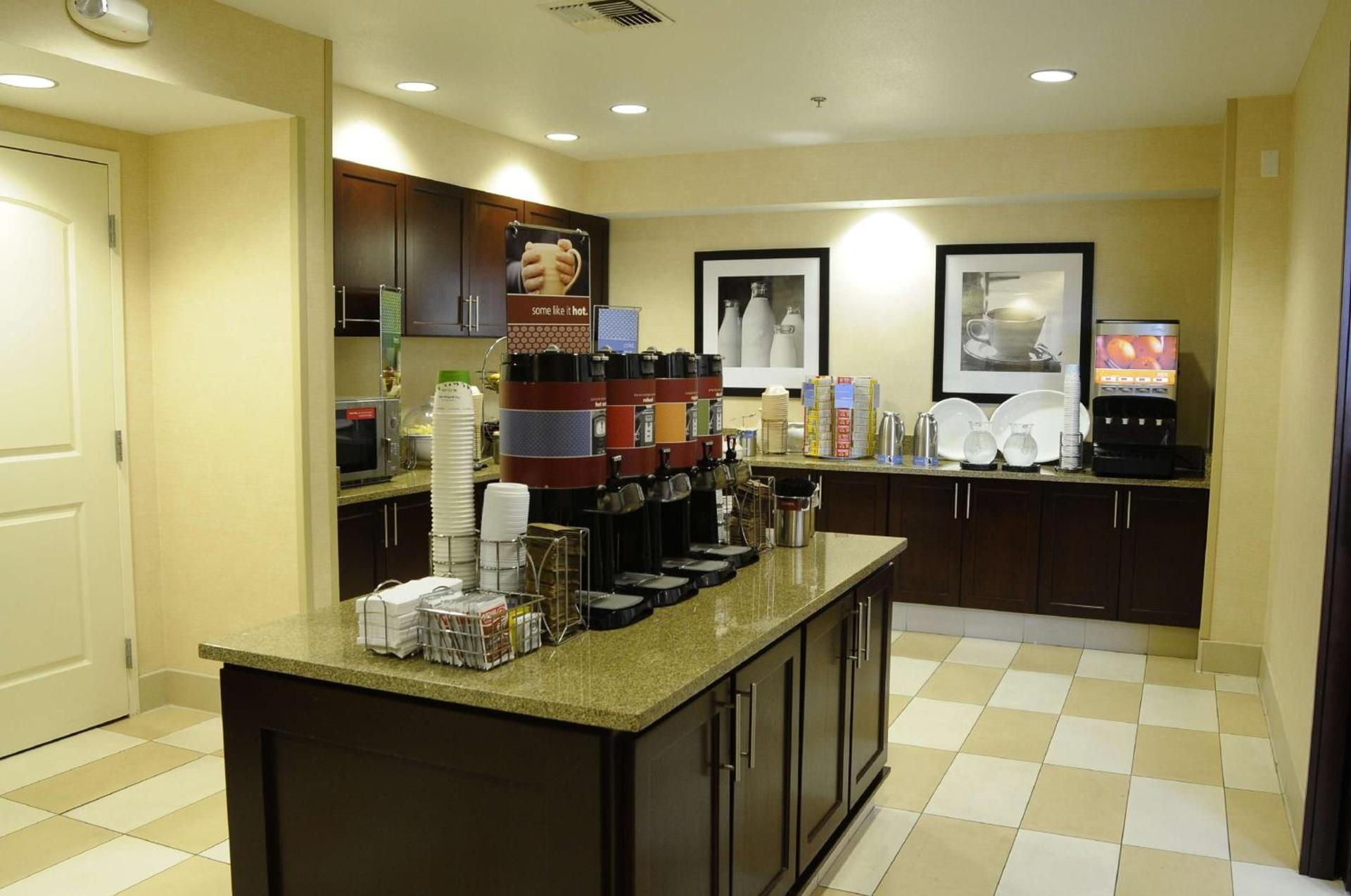 Hampton Inn & Suites Redding photo 8