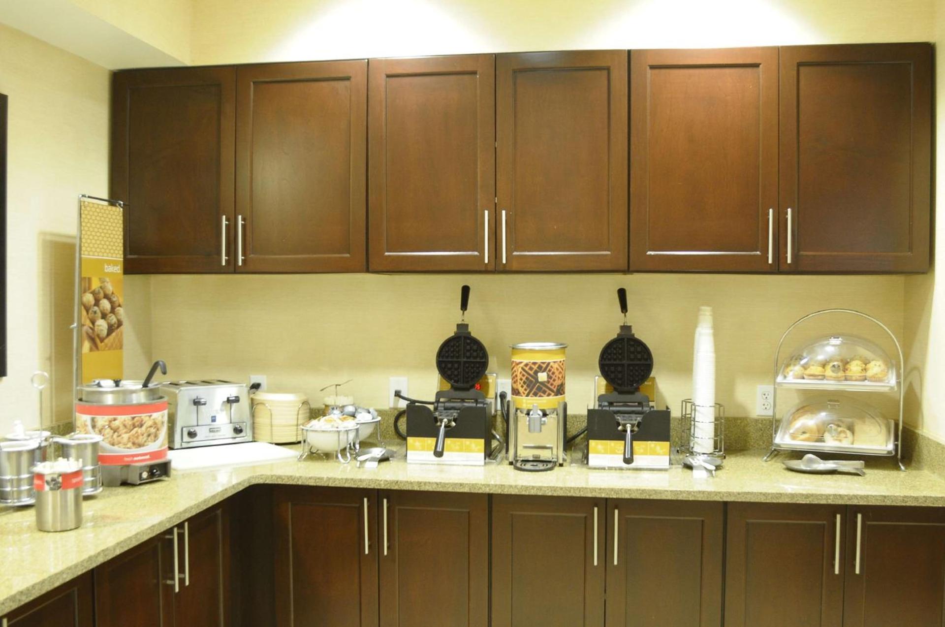 Hampton Inn & Suites Redding photo 9