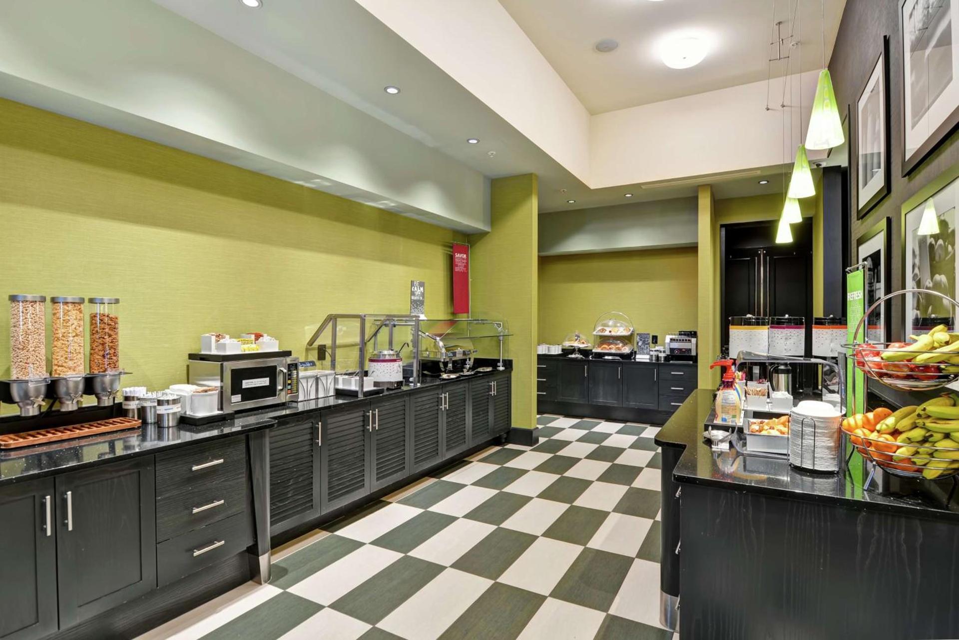 Hampton Inn & Suites Crabtree photo 12