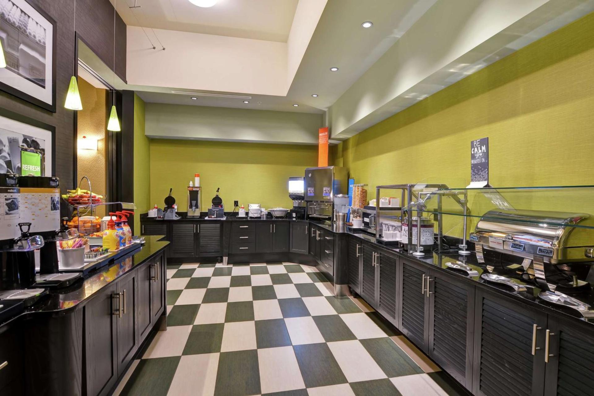 Hampton Inn & Suites Crabtree photo 15