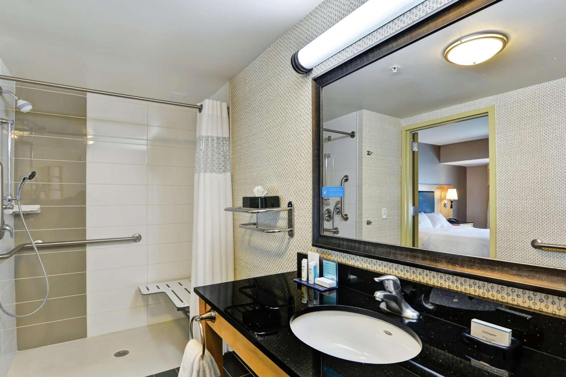 Hampton Inn & Suites Crabtree photo 18