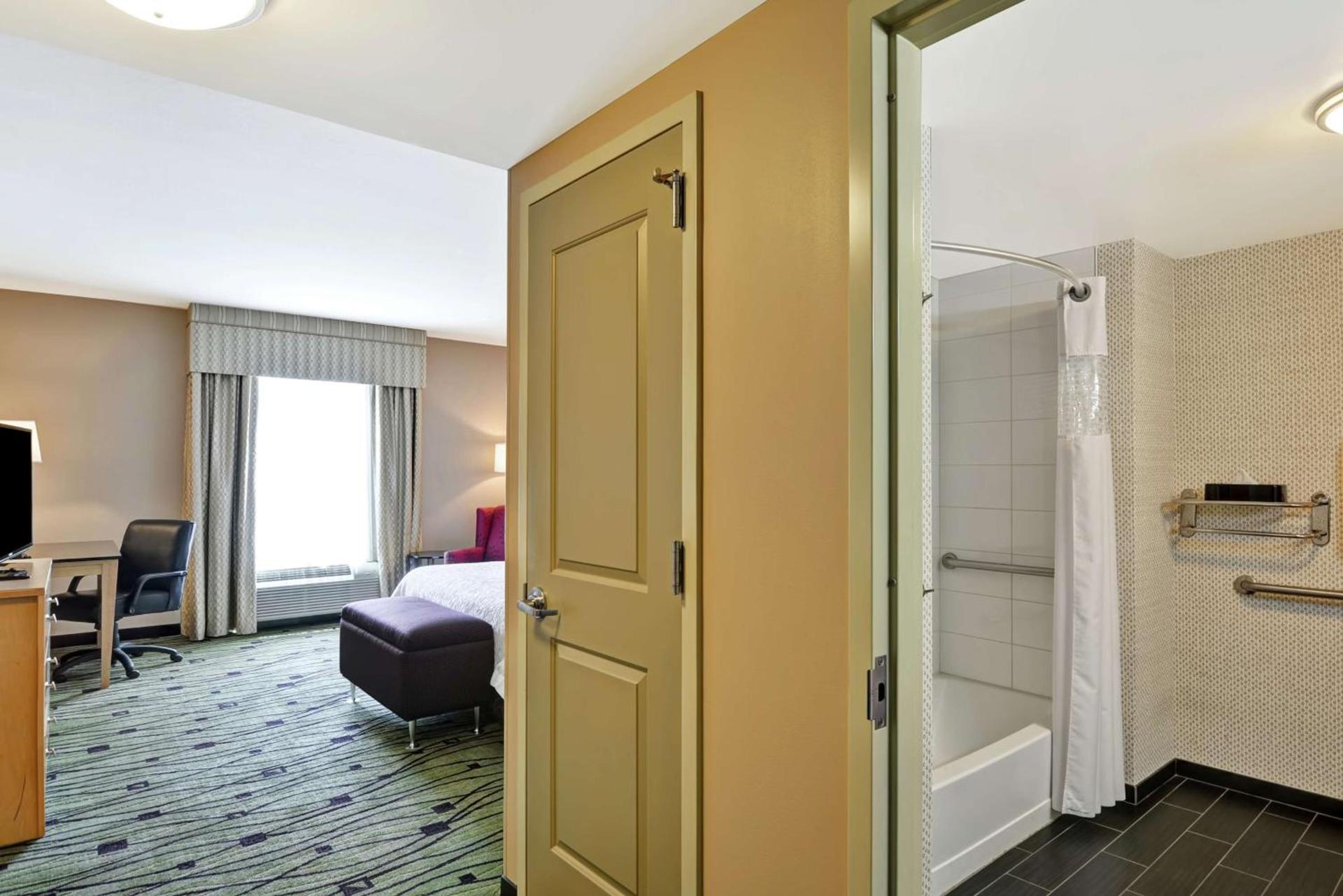 Hampton Inn & Suites Crabtree photo 27