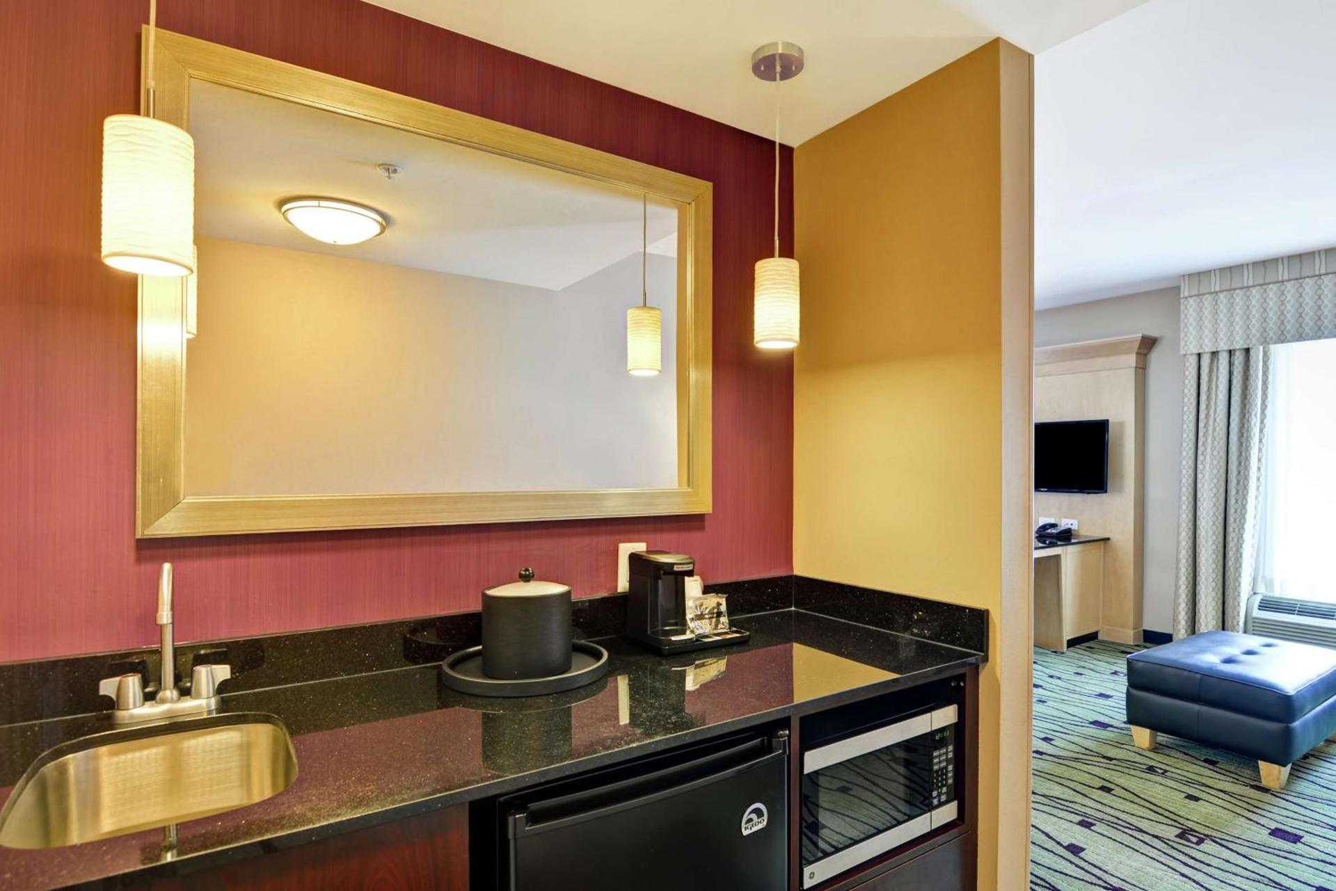 Hampton Inn & Suites Crabtree photo 45