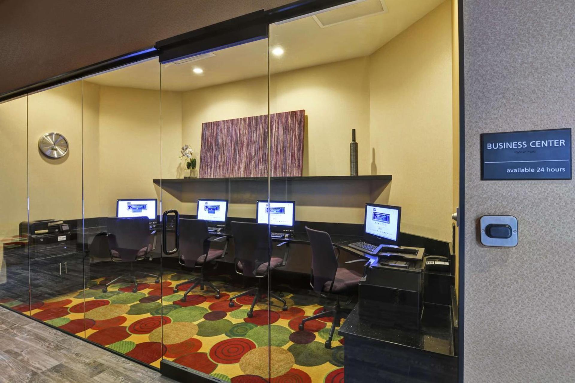 Hampton Inn & Suites Crabtree photo 56