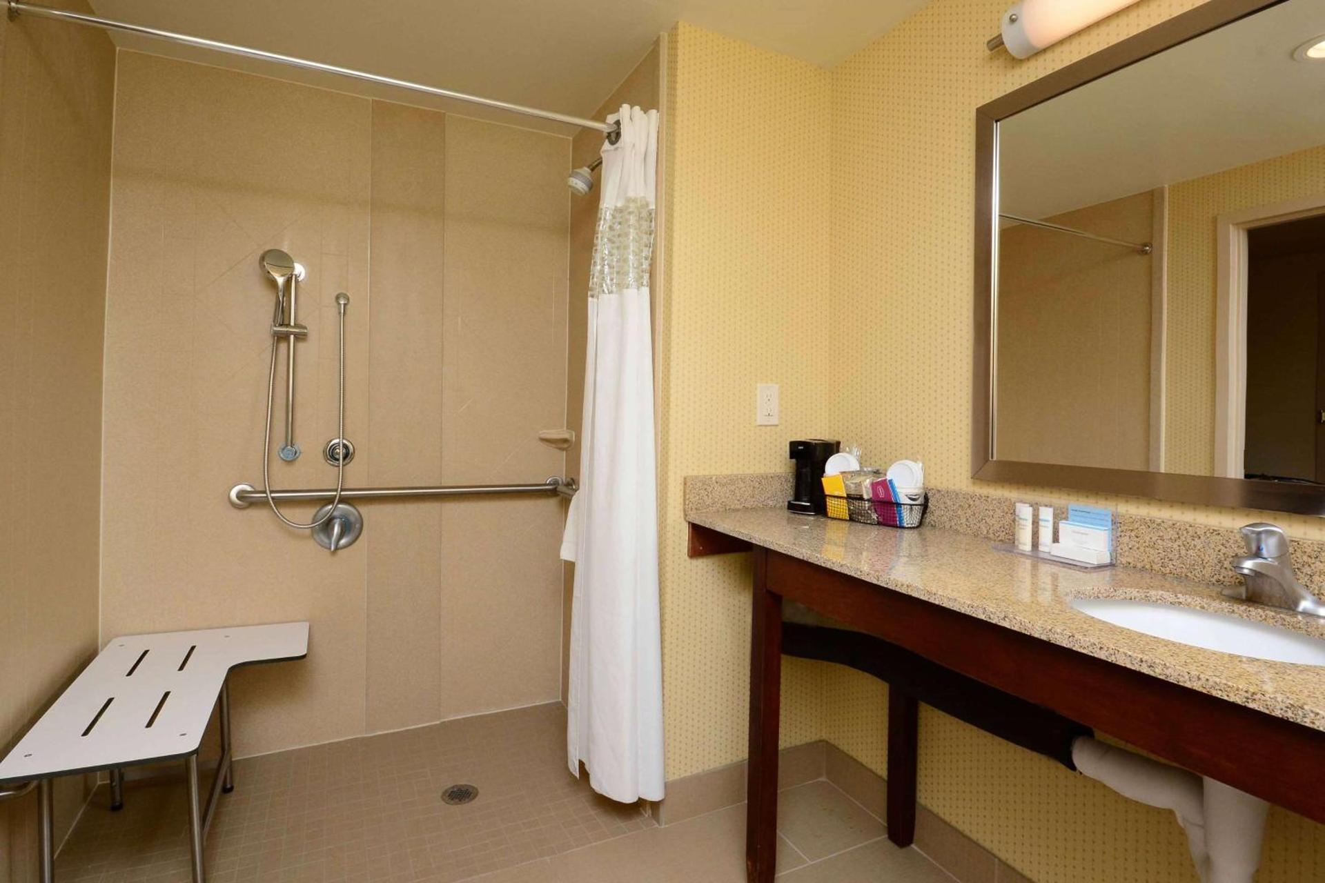 Hampton Inn Raleigh Capital Blvd North photo 34