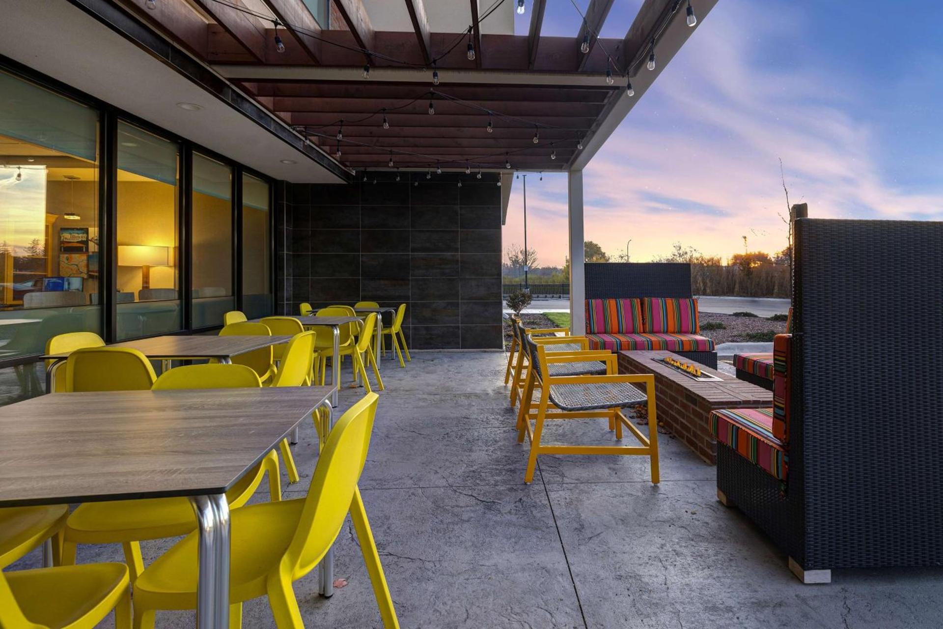 Home2 Suites By Hilton DeKalb photo 4