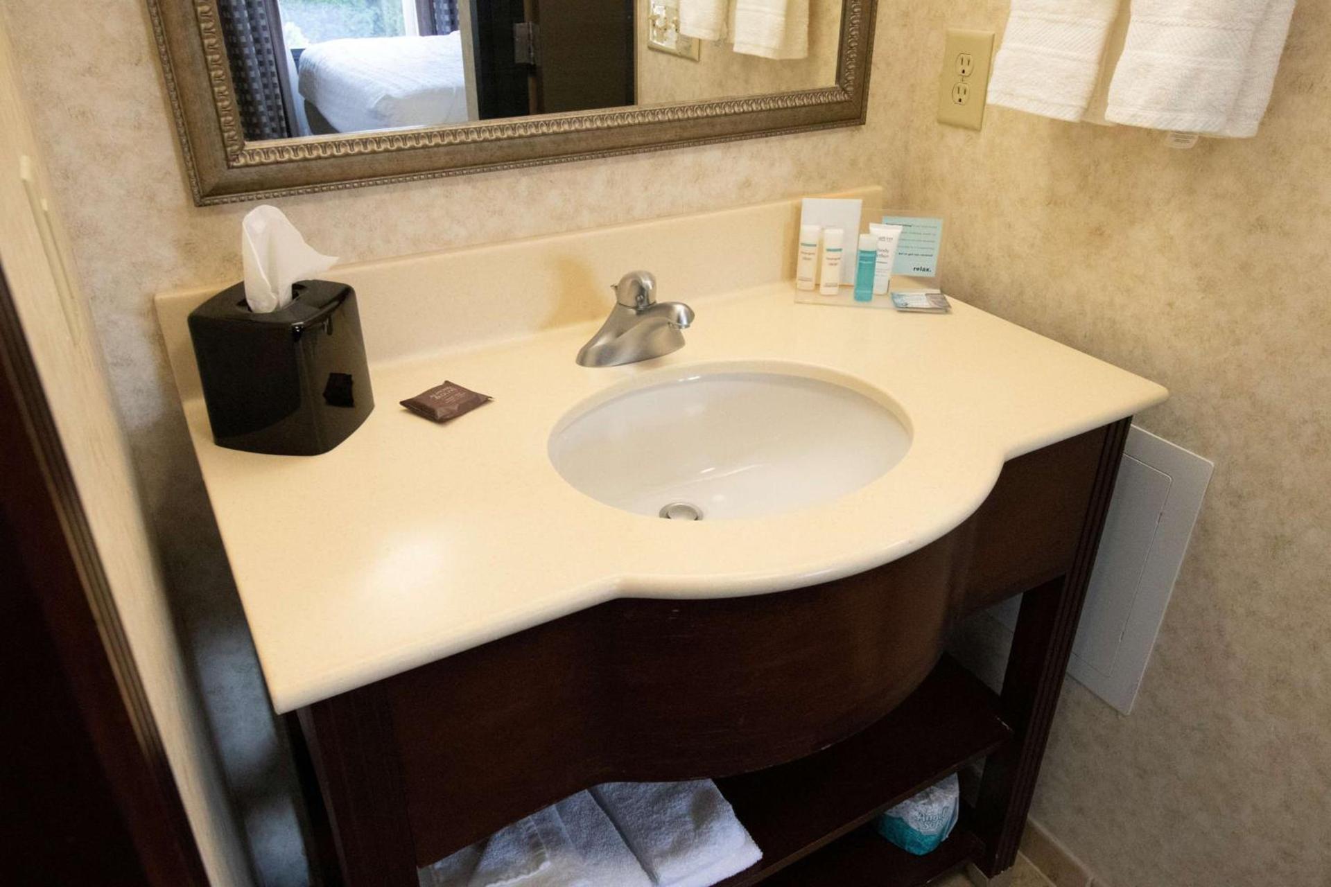 Hampton Inn & Suites Richmond/Virginia Center photo 11