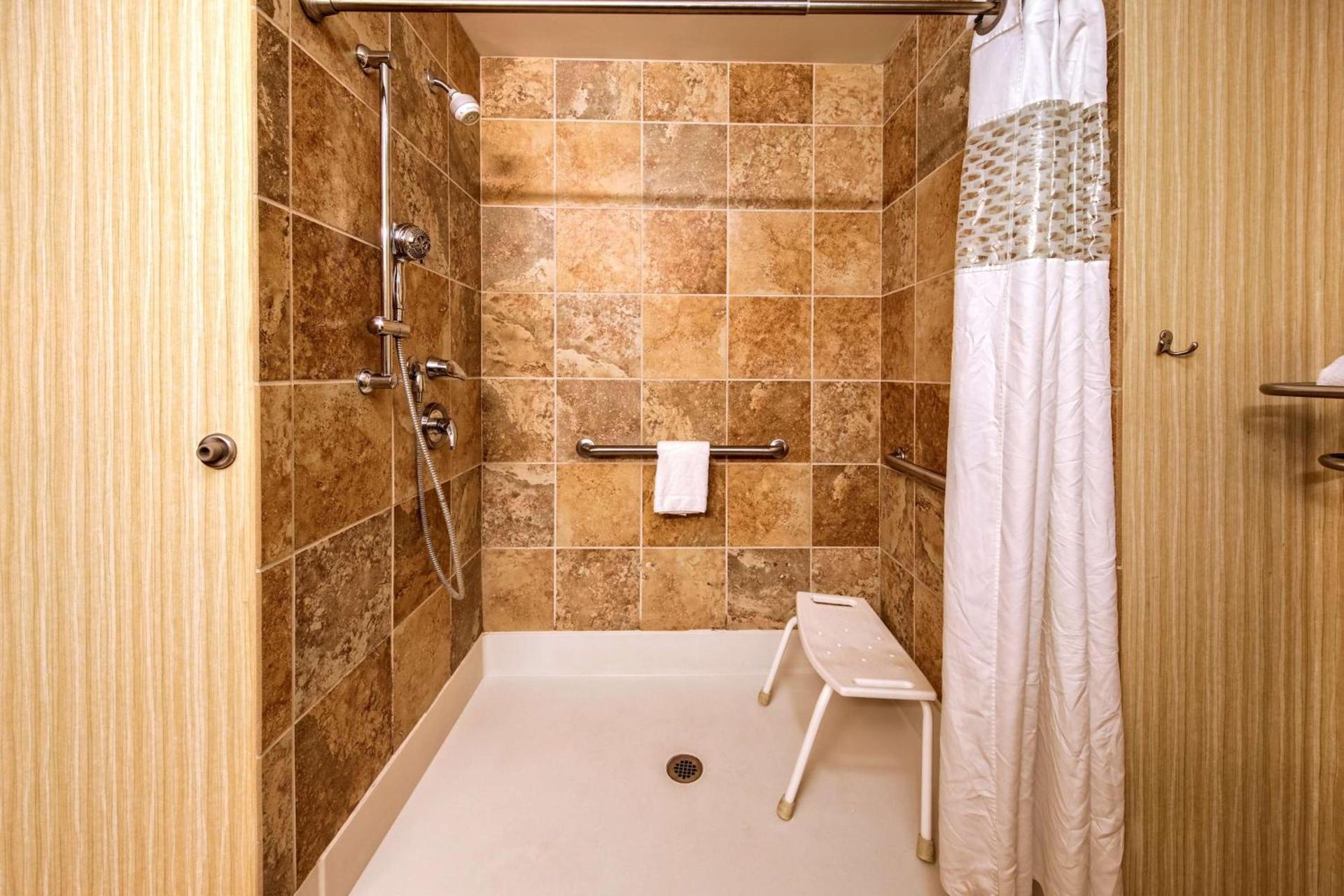 Hampton Inn Rochester - Irondequoit photo 16