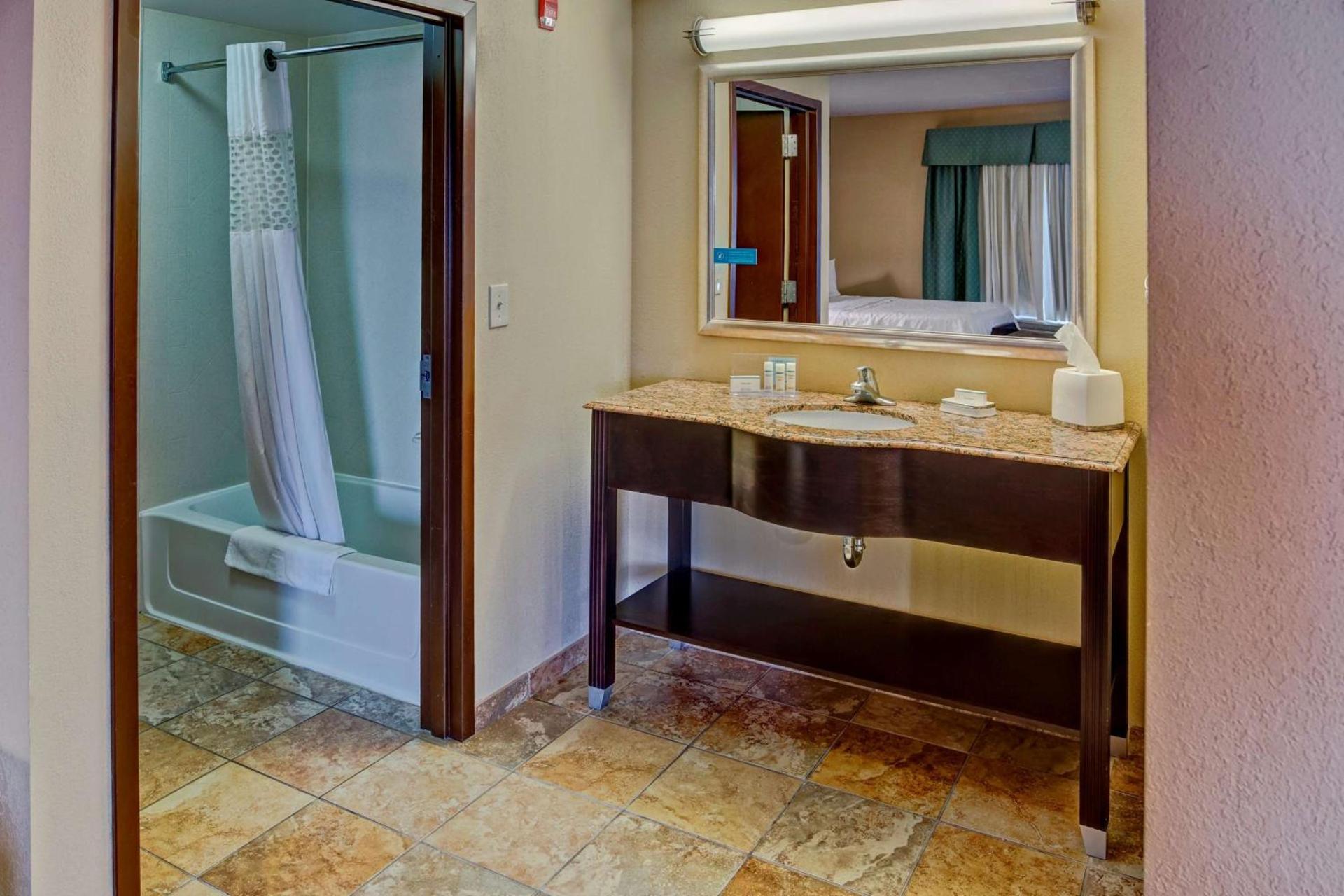 Hampton Inn Rochester - Irondequoit photo 28
