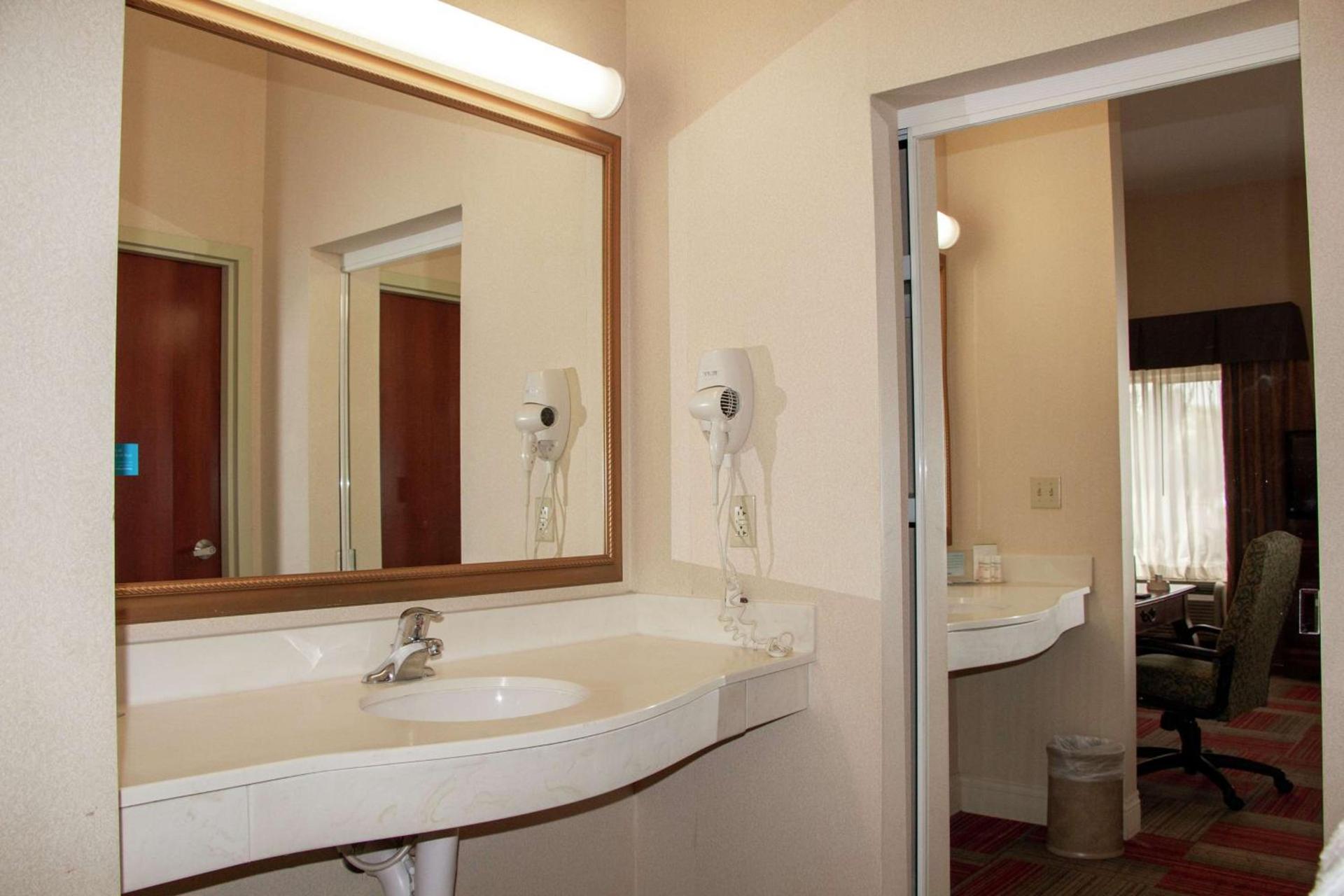 Hampton Inn & Suites Roswell photo 11