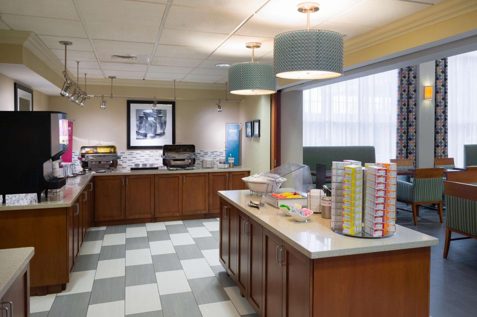 Hampton Inn & Suites State College at Williamsburg Square photo 3
