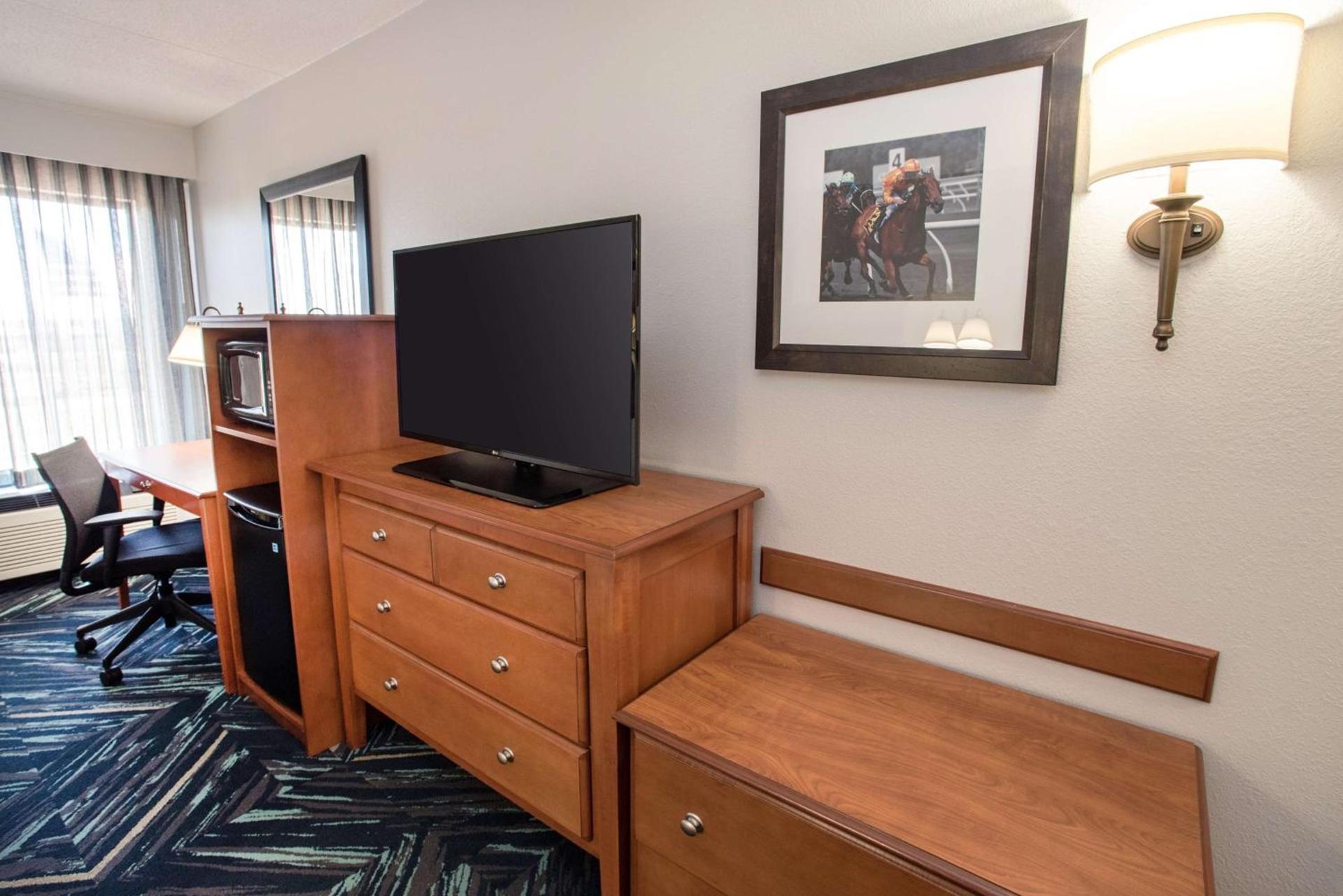 Hampton Inn Clarksville photo 26