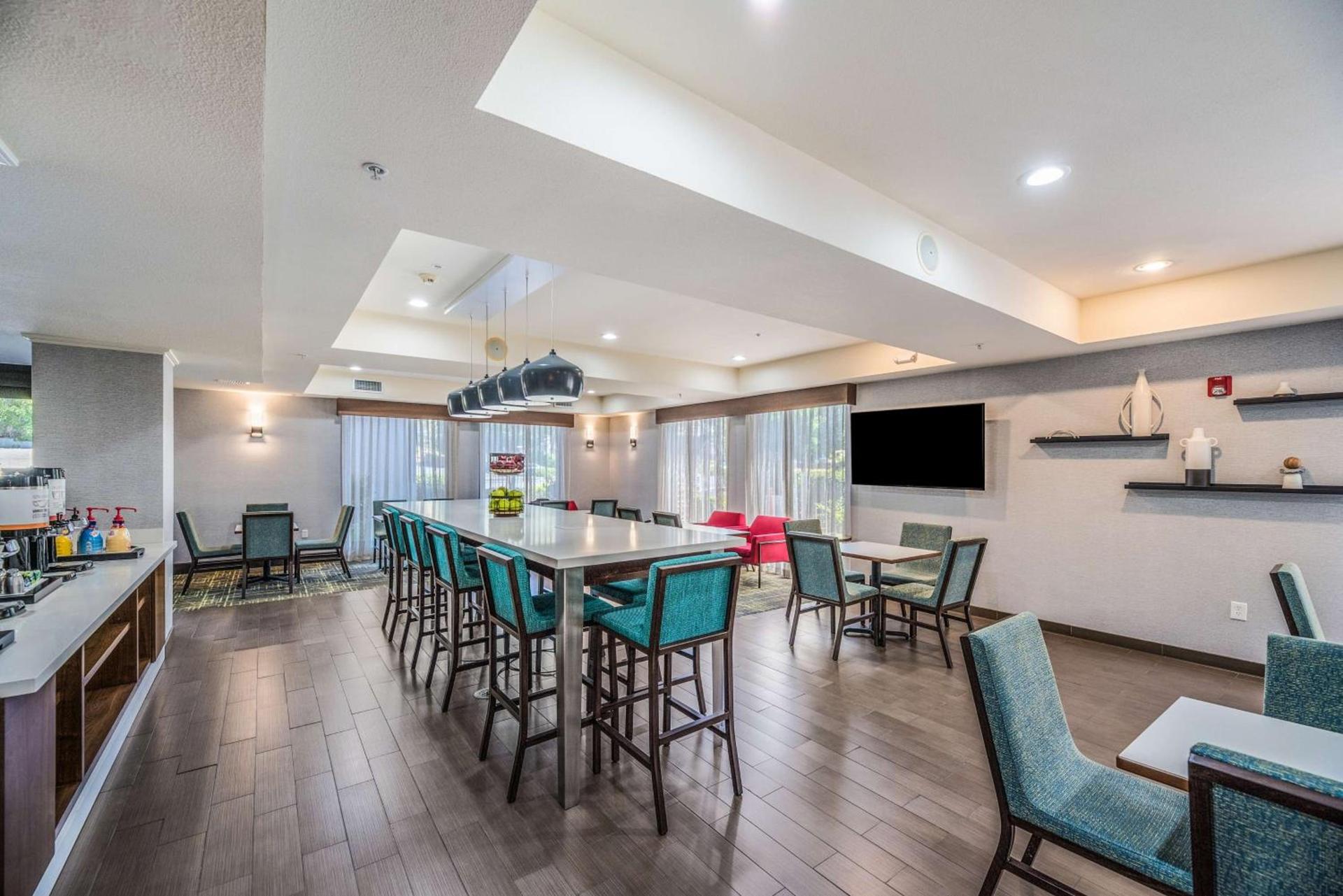 Hampton Inn Oakland-Hayward photo 10