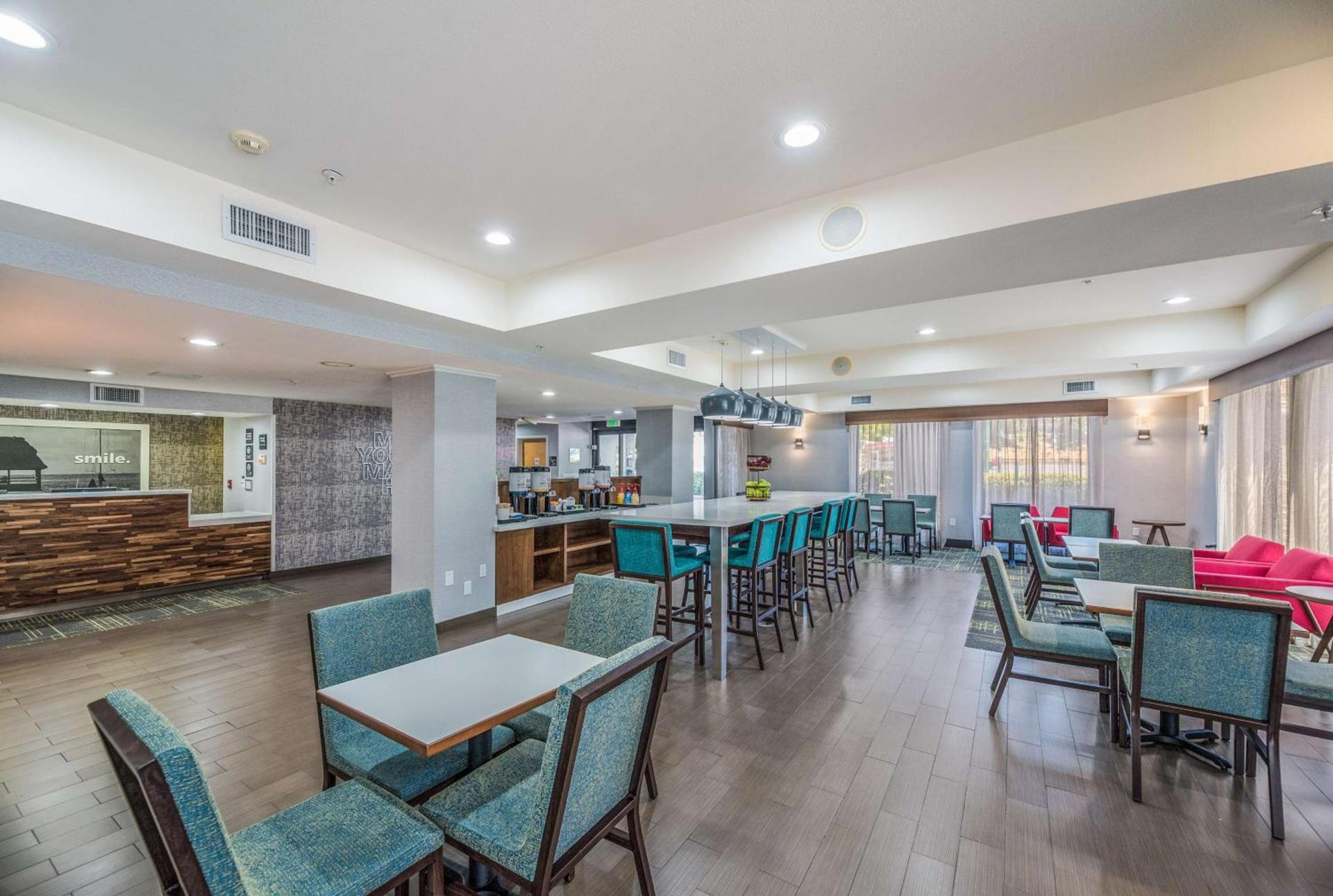 Hampton Inn Oakland-Hayward photo 11
