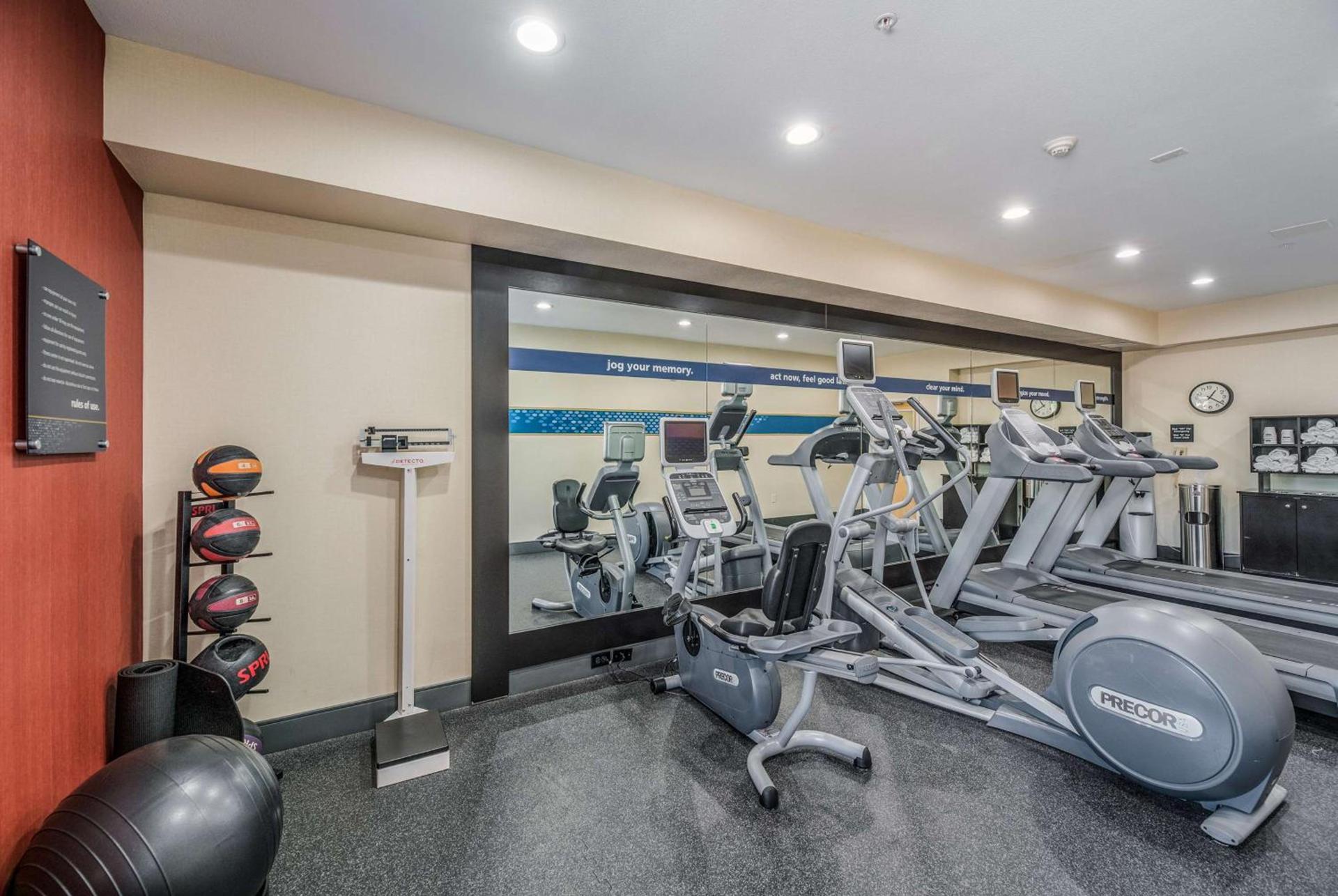 Hampton Inn Oakland-Hayward photo 15