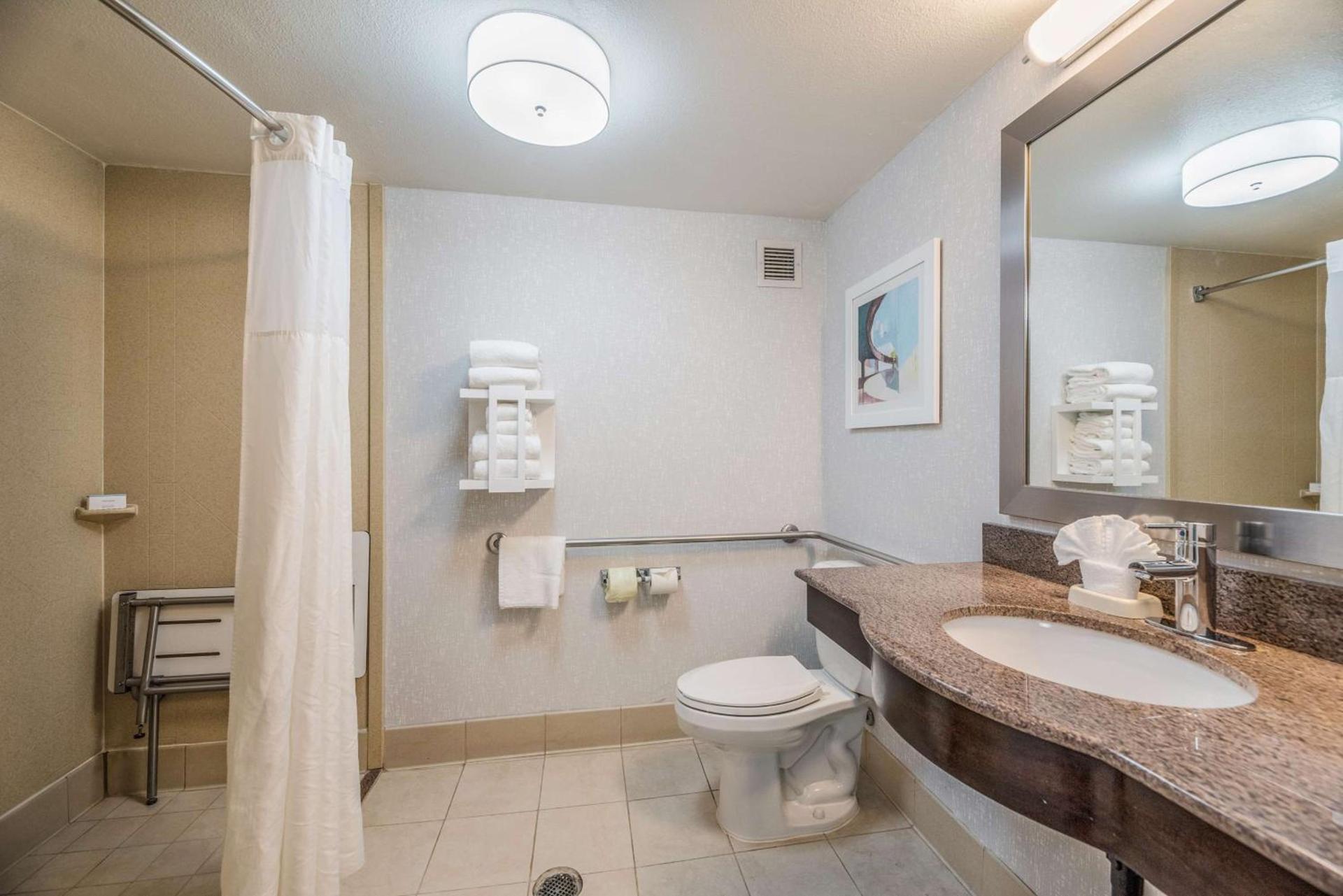 Hampton Inn Oakland-Hayward photo 24