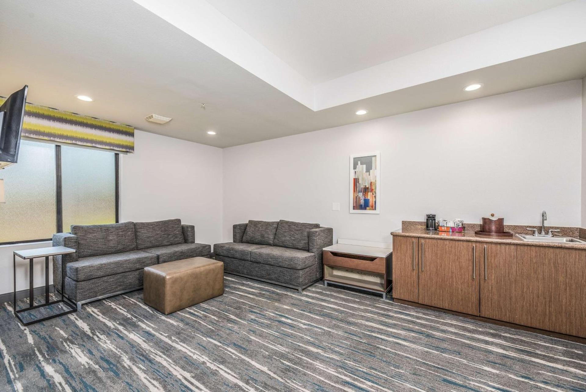 Hampton Inn Oakland-Hayward photo 23