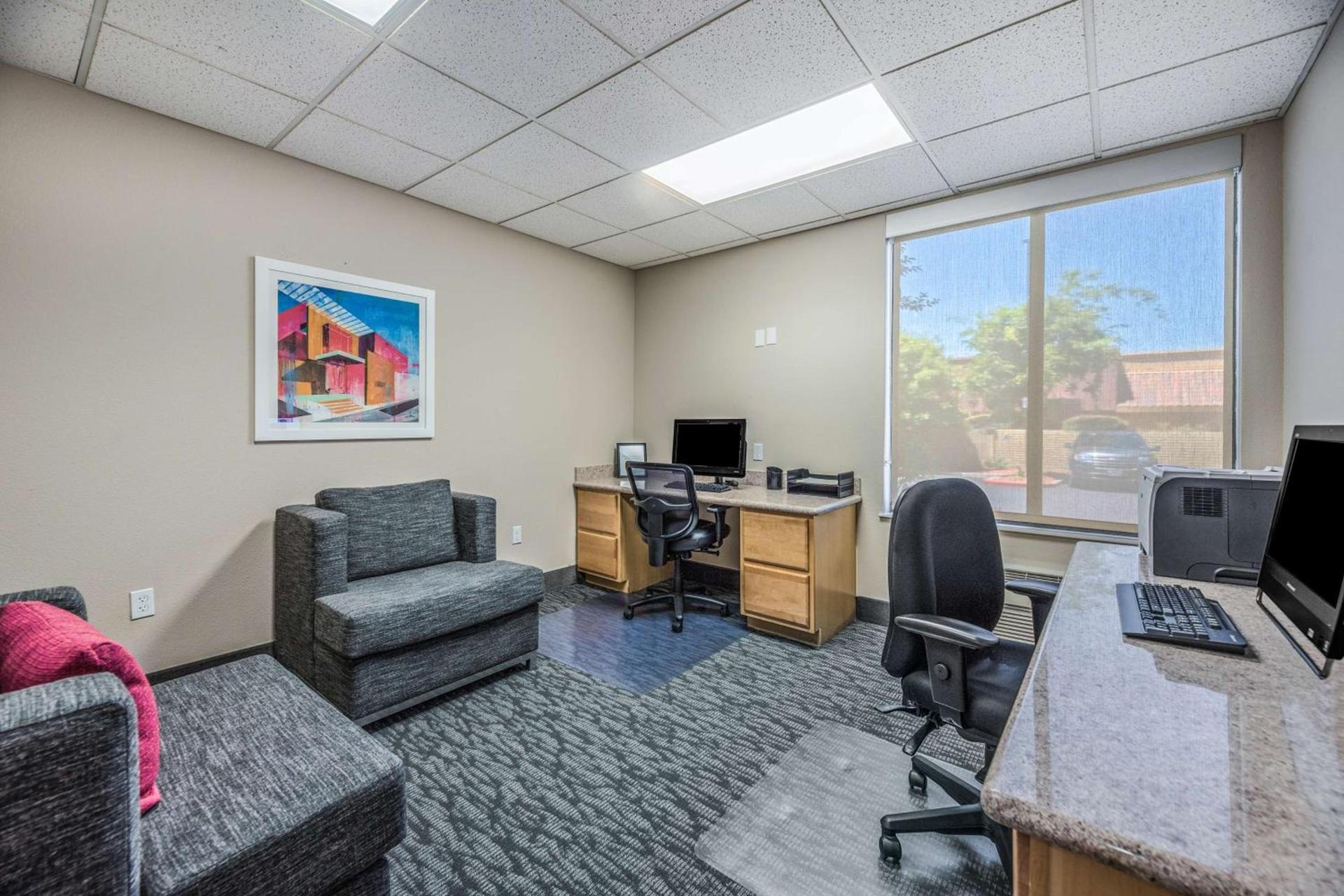 Hampton Inn Oakland-Hayward photo 35