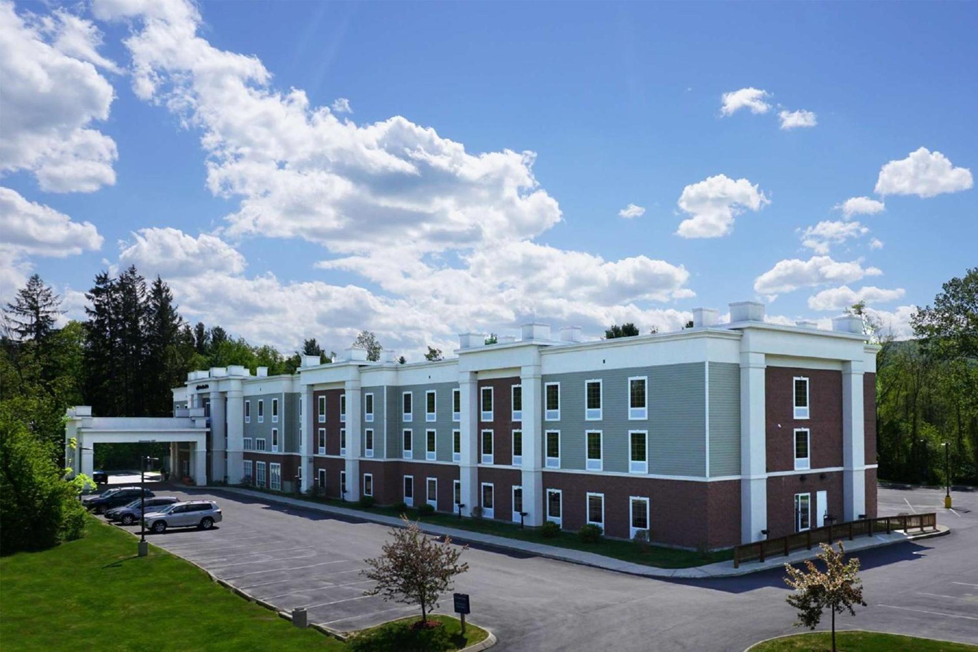 Hampton Inn & Suites Berkshires-Lenox photo 2