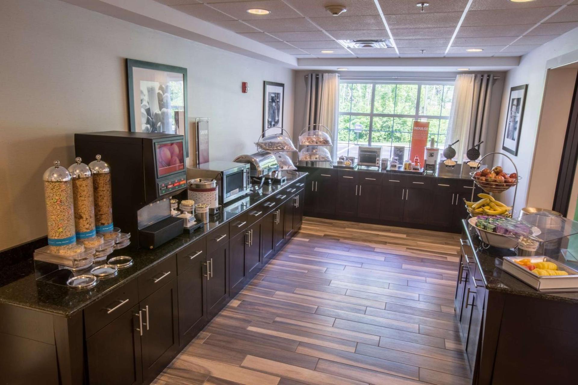 Hampton Inn & Suites Berkshires-Lenox photo 8