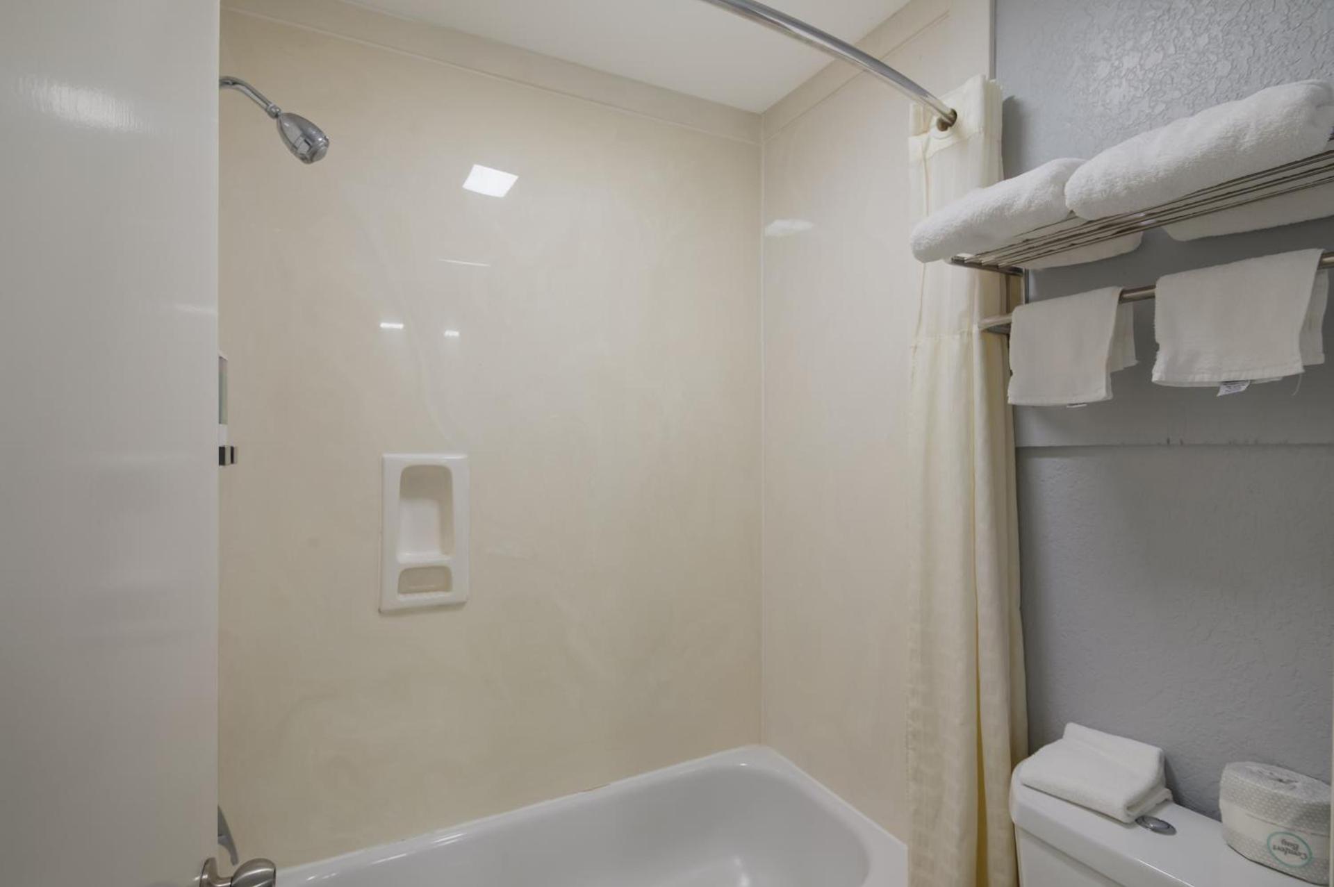 Americas Best Value Inn Buda photo 7